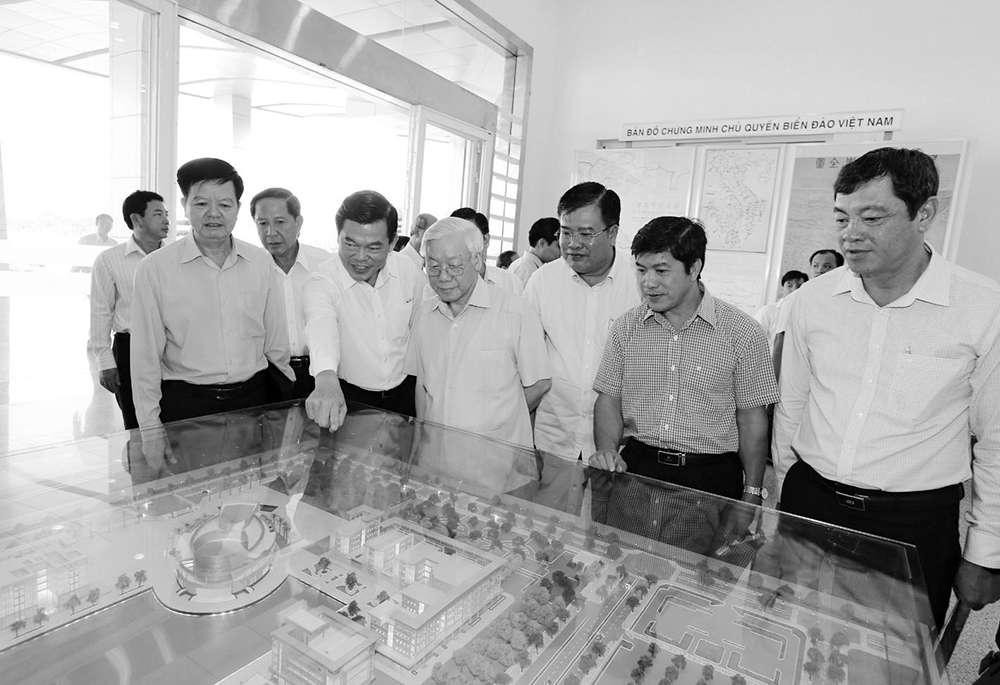Tổng Bí thư Nguyễn Phú Trọng xem sa bàn Trung tâm Hành chính - Chính trị tỉnh Bà Rịa - Vũng Tàu ngày 18/6/2016.