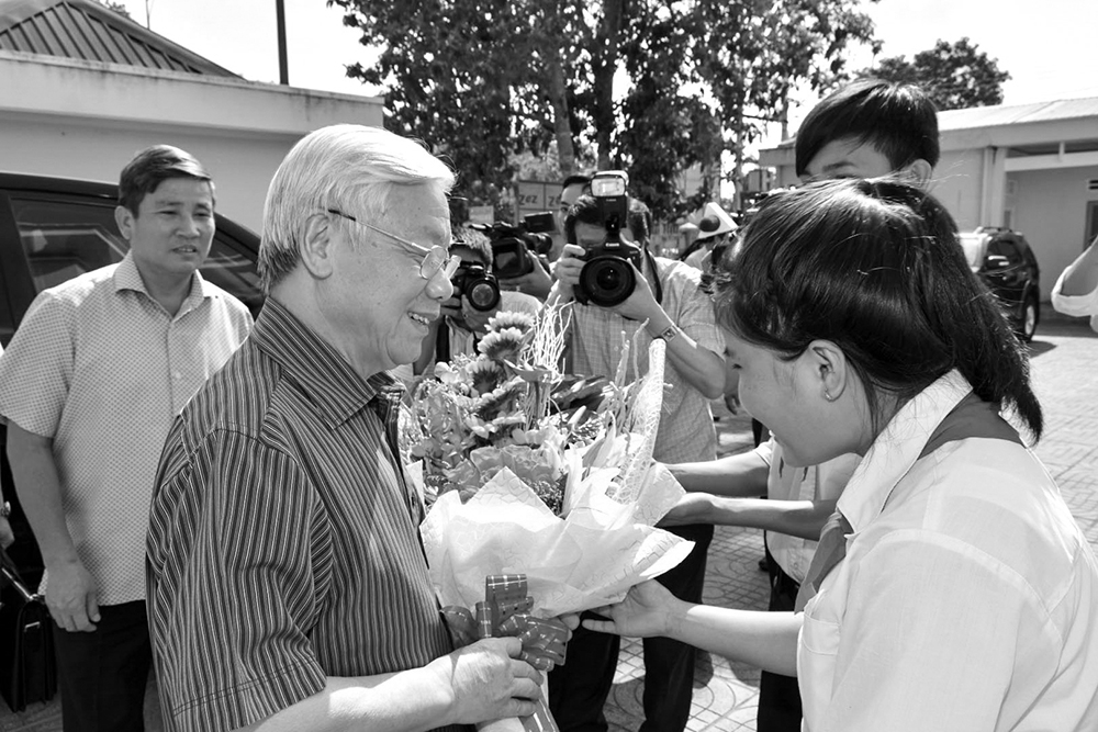 Tổng Bí thư Nguyễn Phú Trọng đón nhận bó hoa tươi thắm từ thiếu nhi xã Long Tân (huyện Đất Đỏ).
