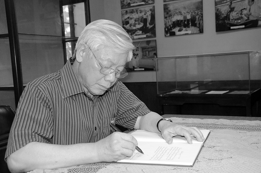 Tổng Bí thư Nguyễn Phú Trọng ghi lưu bút tại Nhà lưu niệm Anh hùng lực lượng vũ trang nhân dân Võ Thị Sáu.
