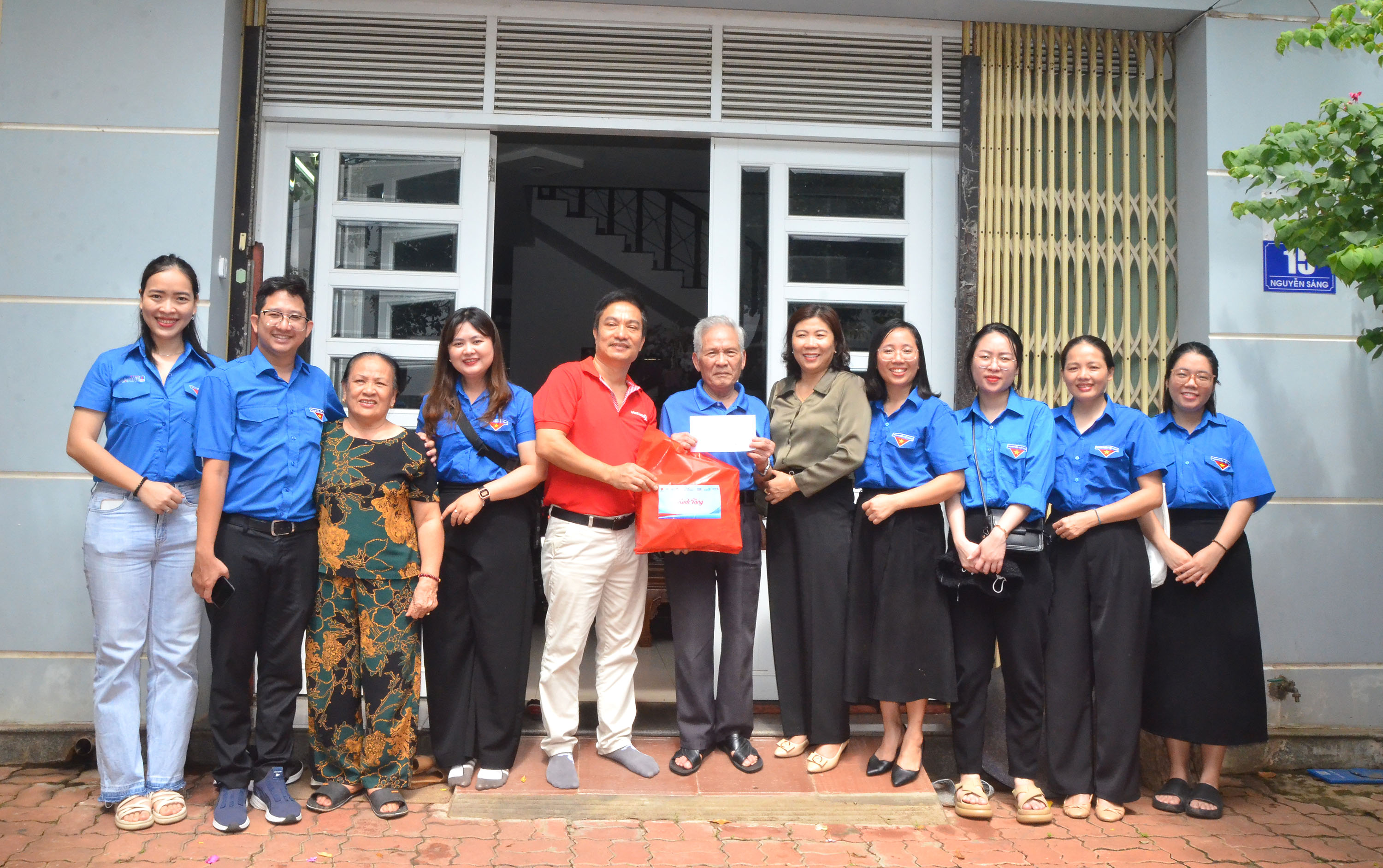 Đoàn viên thanh niên tặng quà tri ân ông Đoàn Văn Tường, thương binh hạng 3/4 (15, Nguyễn Sáng, phường 10, TP.Vũng Tàu).