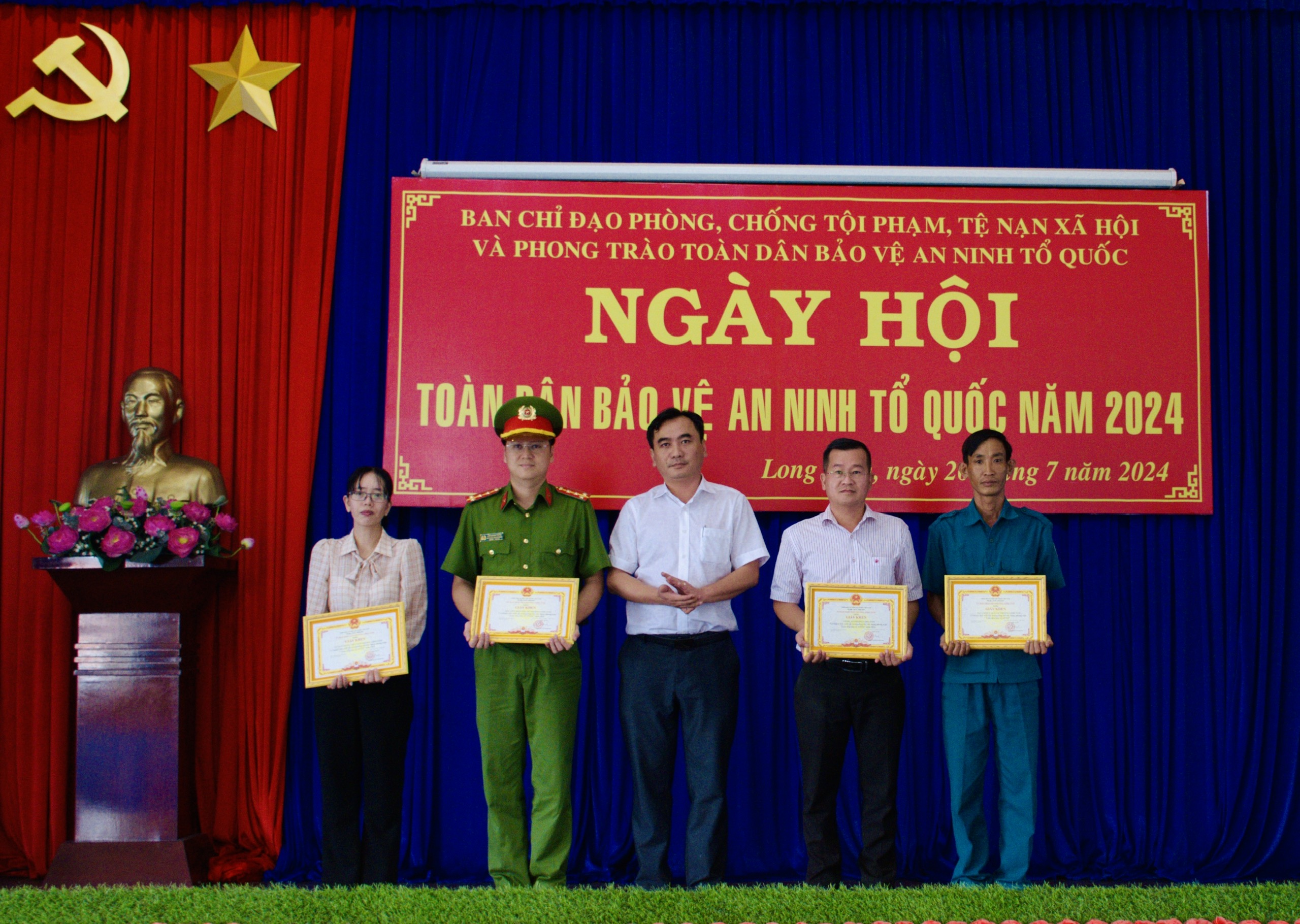 Lãnh đạo UBND phường Long Tâm tặng giấy khen cho các tậo thể có thành tích xuất sắc trong phong trào “Toàn dân bảo vệ ANTQ” năm 2024.