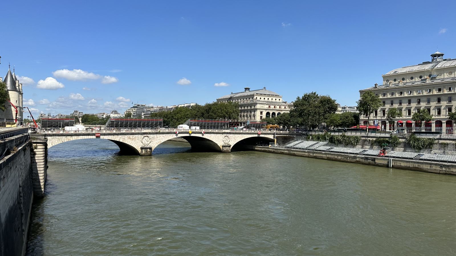 Khu vực dọc sông Seine tại trung tâm thủ đô Paris đã được quây kín bằng hàng rào để bảo vệ an ninh.