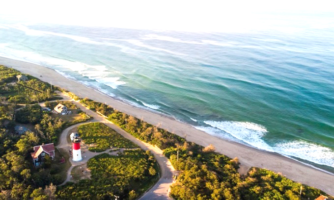 Vùng biển Cape Cod được chọn cho thí nghiệm đổ hóa chất. Ảnh: National Geographic.