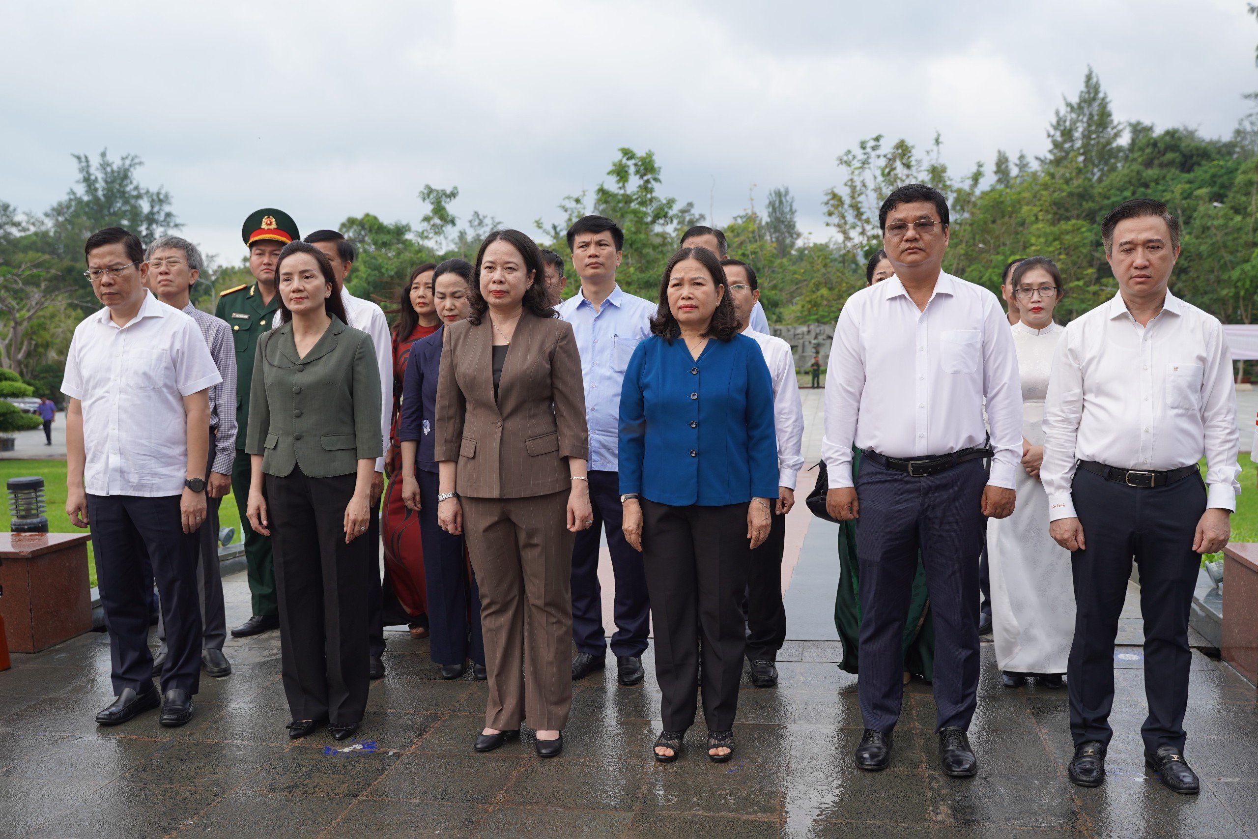 Đoàn công tác mặc niệm, bày tỏ lòng thành kính, sự biết ơn các anh hùng liệt sĩ, đồng bào yêu nước đã anh dũng hy sinh tại nhà tù Côn Đảo. 