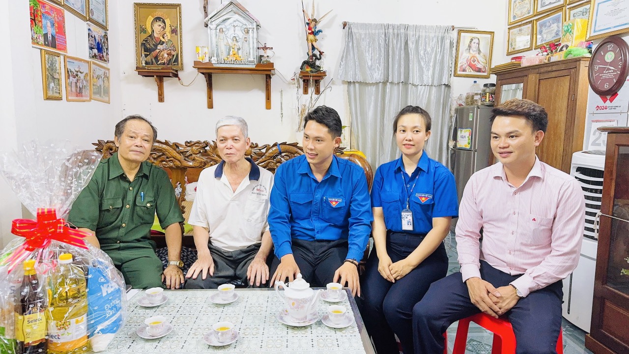 Đoàn viên thanh niên Thành Đoàn Vũng Tàu tặng quà cựu thanh niên xung phong trên địa bàn thành phố.