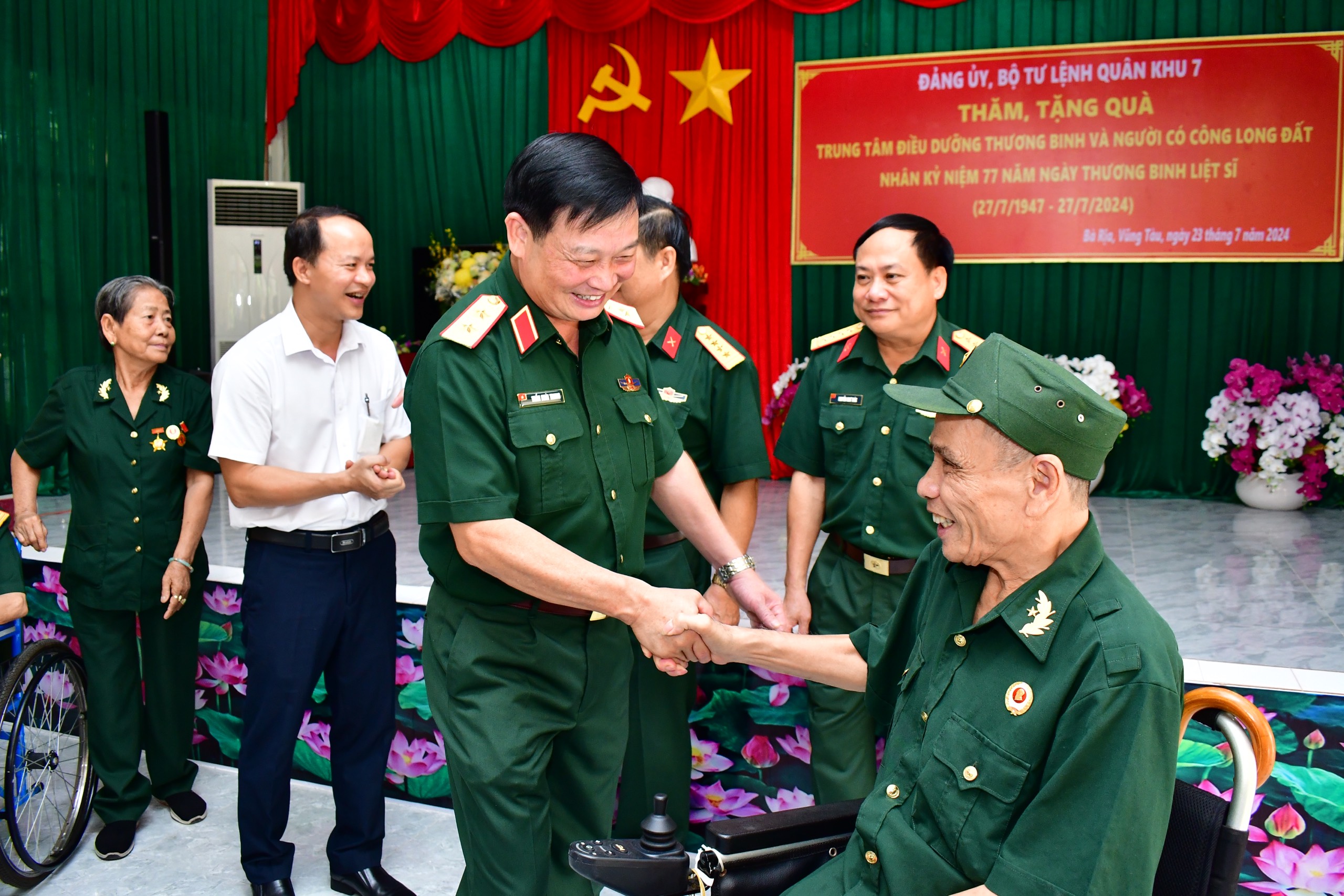  Trung tướng Trần Hoài Trung, Bí thư Đảng ủy, Chính ủy Quân khu 7 thăm hỏi, động viên các thương binh tại trung tâm. ẢNH: TRÚC GIANG