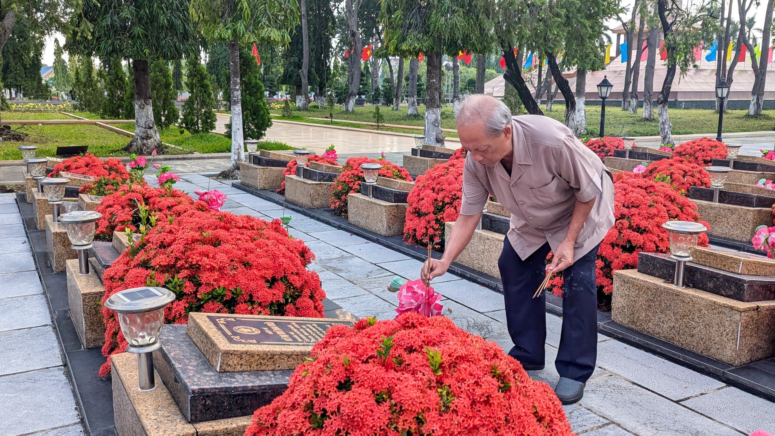 Ông Nguyễn Tuấn Minh, nguyên Ủy viên Trung ương Đảng, nguyên Bí thư Tỉnh ủy dâng hương tại các phần mộ liệt sĩ.