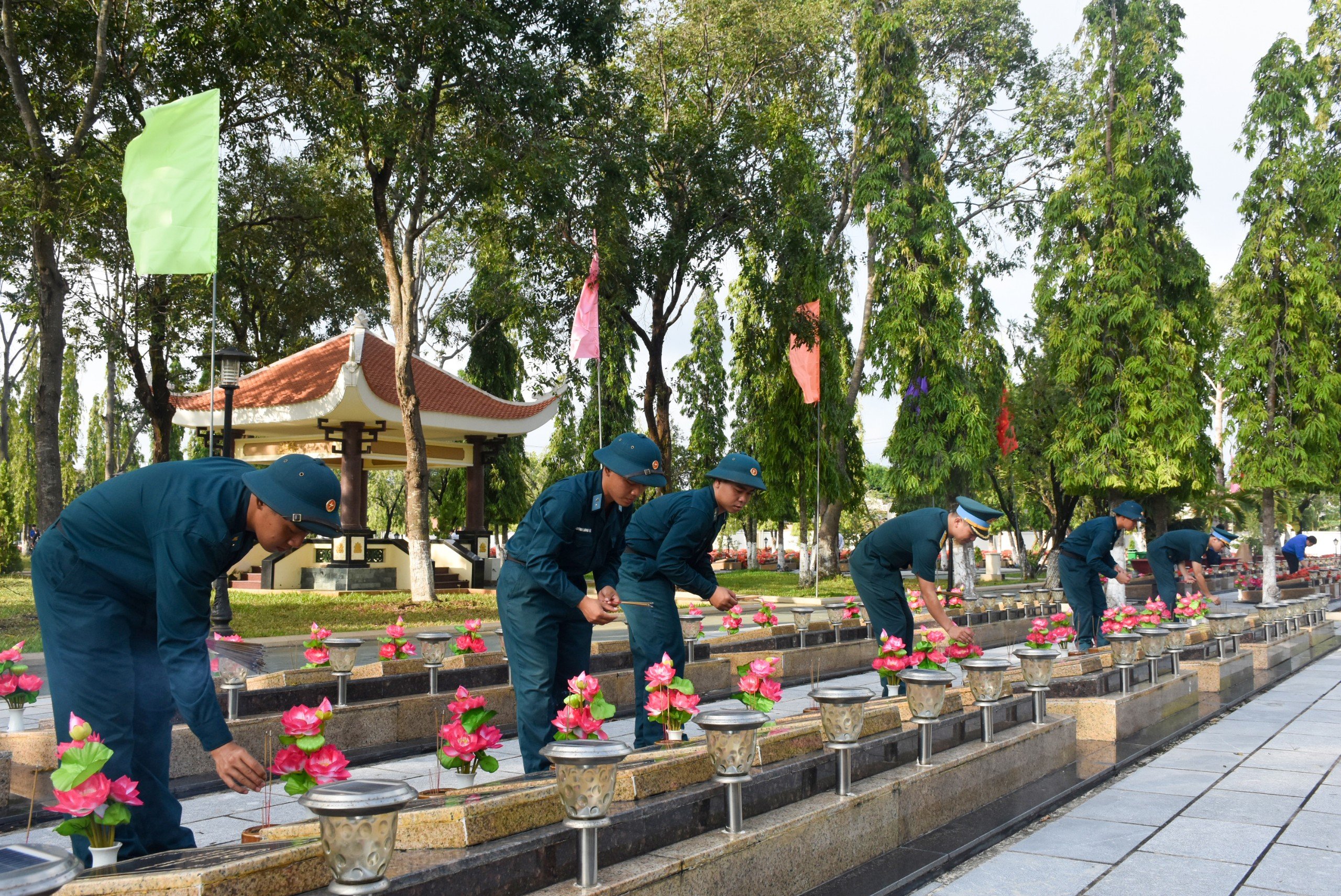 Những ngày này Nghĩa trang Liệt sĩ tỉnh đón hàng ngàn lượt khách đến thăm, viếng.