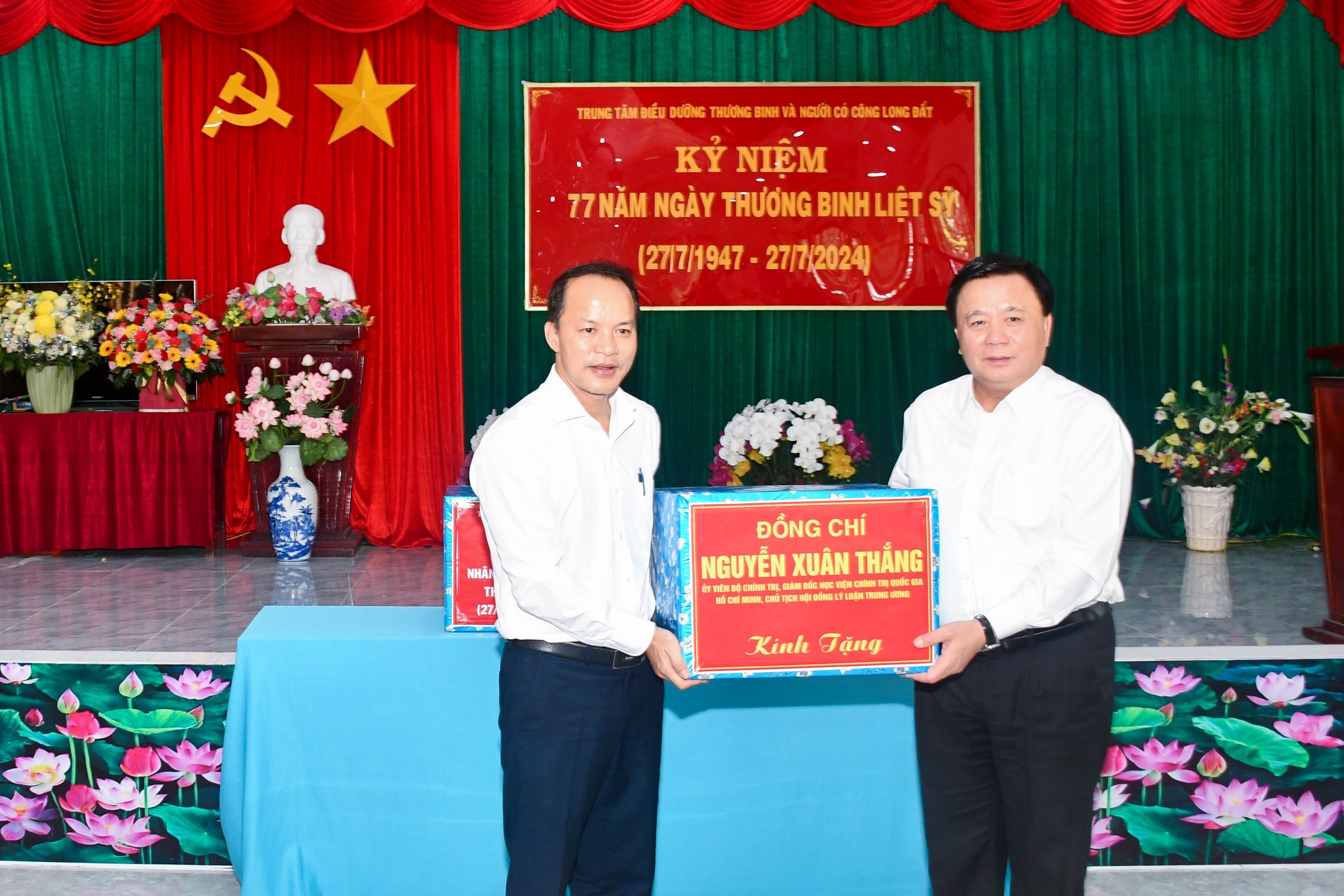 Ông Nguyễn Xuân Thắng, Ủy viên Bộ Chính trị, Giám đốc Học viện Chính trị quốc gia Hồ Chí Minh, Chủ tịch Hội đồng Lý luận Trung ương tặng quà binh tại Trung tâm điều dưỡng thương binh và người có công Long Đất.