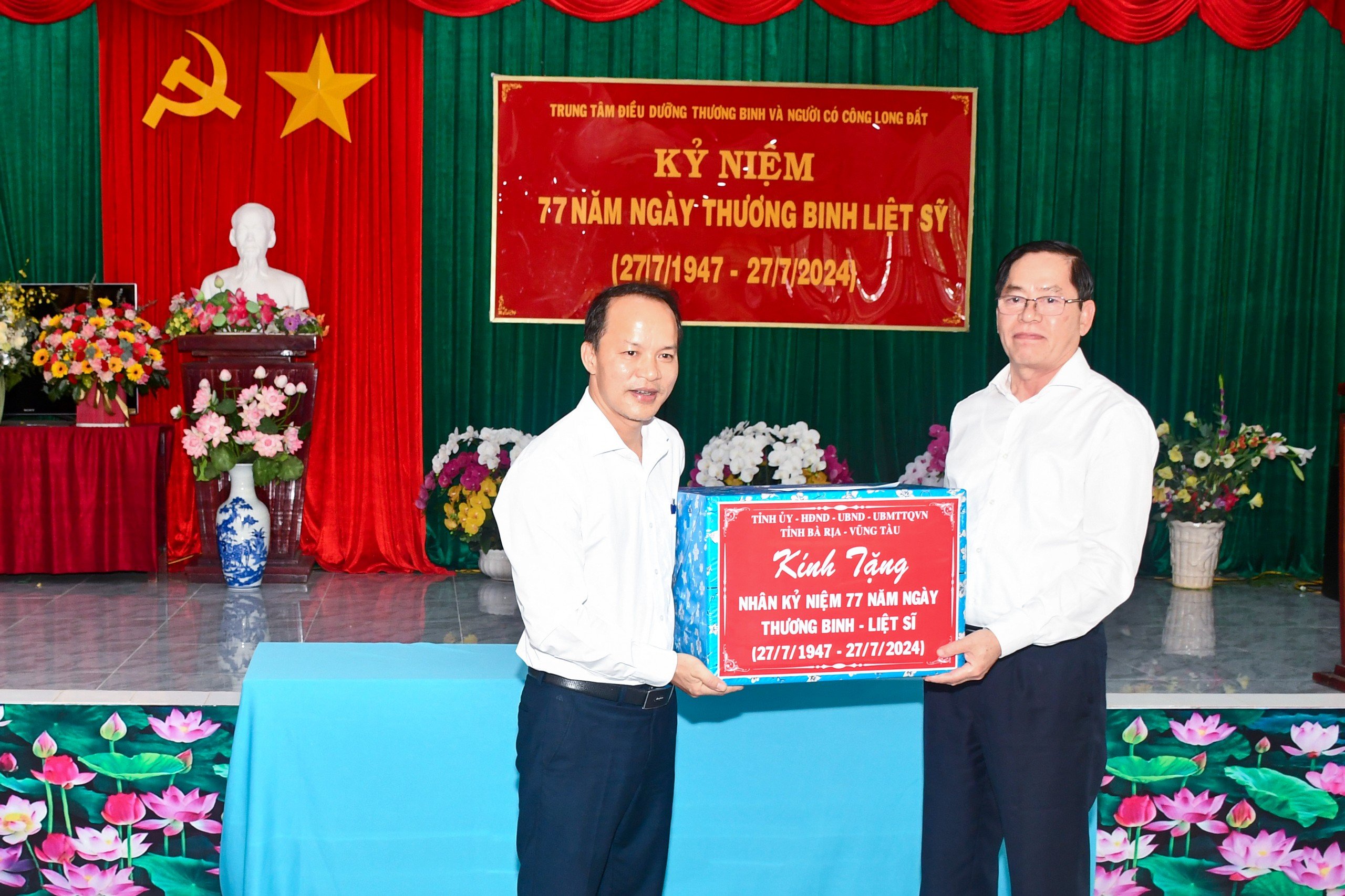 ông Phạm Viết Thanh, Ủy viên Trung ương Đảng, Bí thư Tỉnh ủy, Chủ tịch HĐND tỉnh tặng quà binh tại Trung tâm điều dưỡng thương binh và người có công Long Đất.