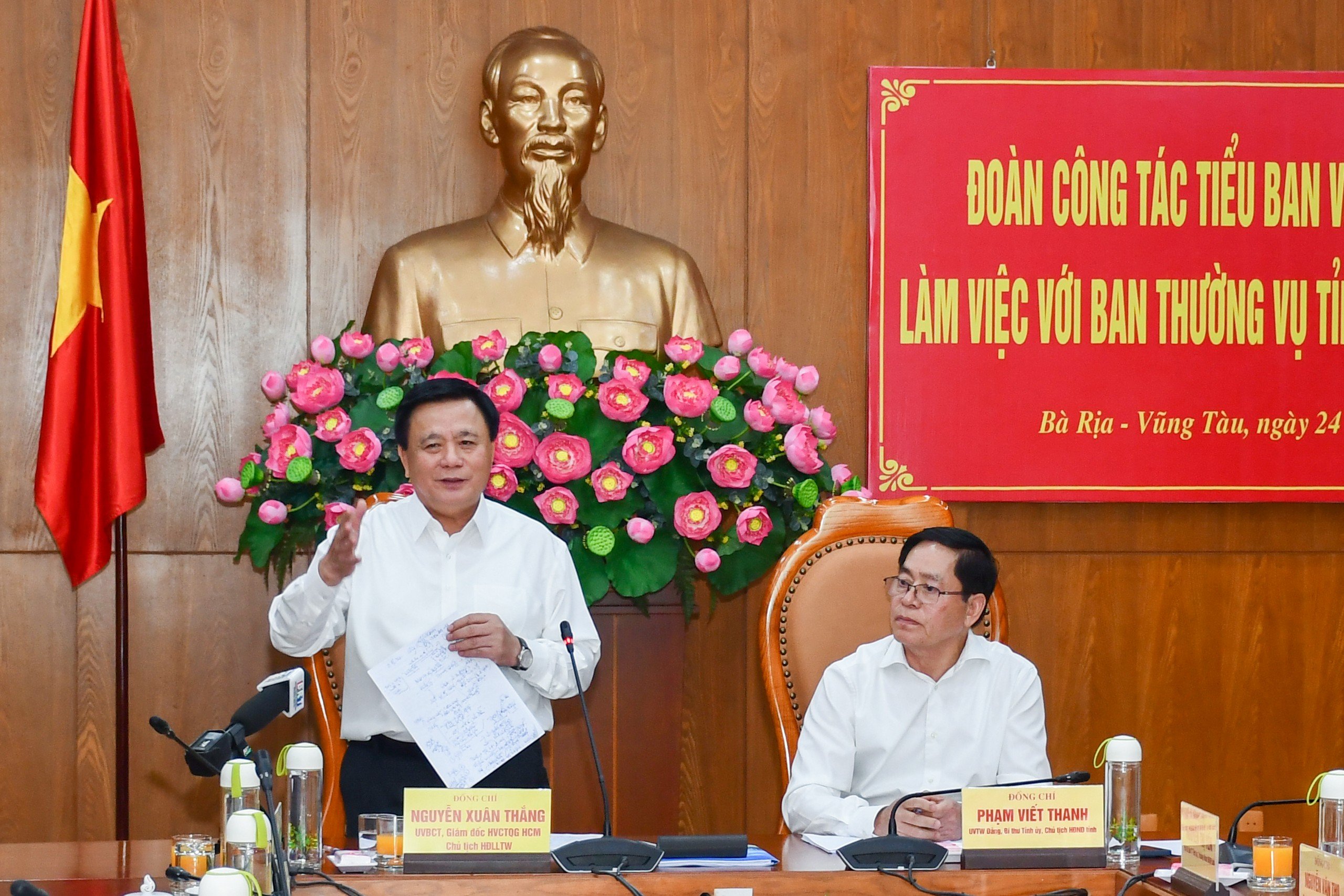 Ông Nguyễn Xuân Thắng, Ủy viên Bộ Chính trị, Giám đốc Học viện Chính trị quốc gia Hồ Chí Minh,  Chủ tịch Hội đồng Lý luận Trung ương phát biểu tại buổi làm việc.