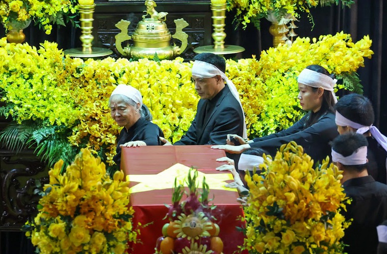 Phu nhân Tổng Bí thư Nguyễn Phú Trọng cùng các con, cháu và gia đình nội, ngoại vào viếng