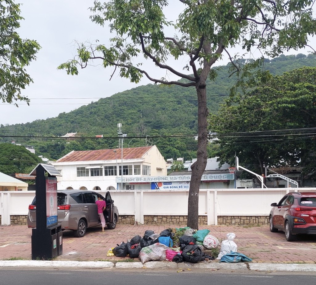 Ngay hôm sau, phía đối diện Bệnh viện Lê Lợi cũ hình thành một đống rác khá to do người dân bỏ trộm