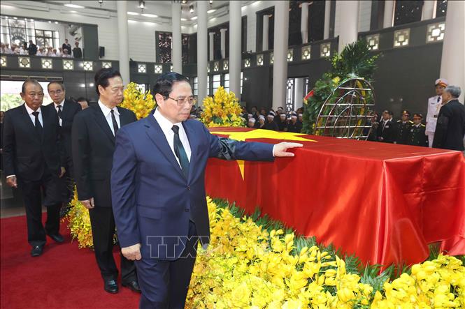 Đoàn Chính phủ do đồng chí Phạm Minh Chính, Ủy viên Bộ Chính trị, Thủ tướng Chính phủ làm Trưởng đoàn, kính viếng Tổng Bí thư Nguyễn Phú Trọng. Ảnh: TTXVN.