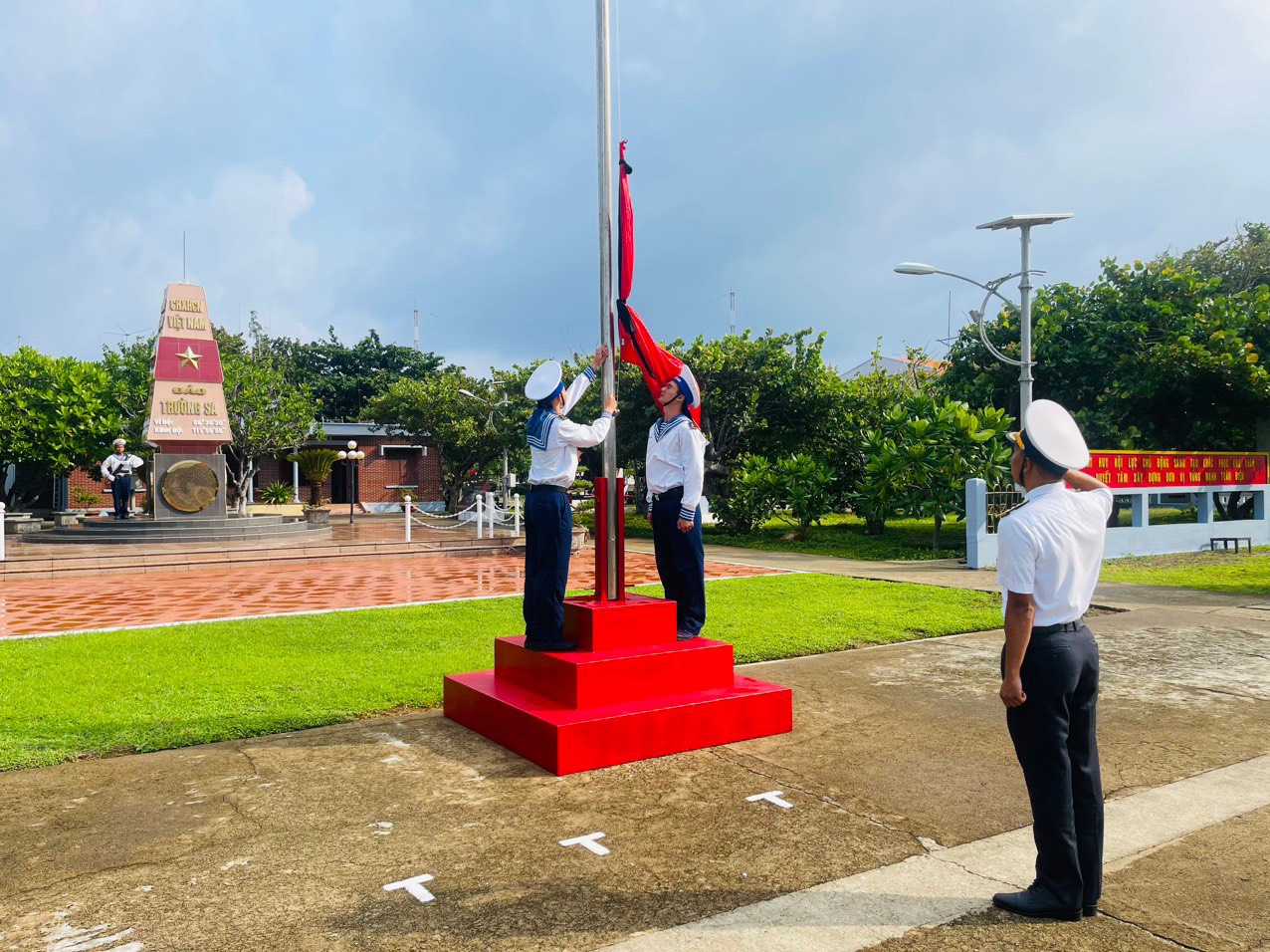 Nghi lễ treo cờ rủ để tưởng nhớ Tổng Bí thư Nguyễn Phú Trọng tại đảo Trường Sa. Ảnh: Cục Chính trị, Quân chủng Hải quân/TRÚC GIANG.