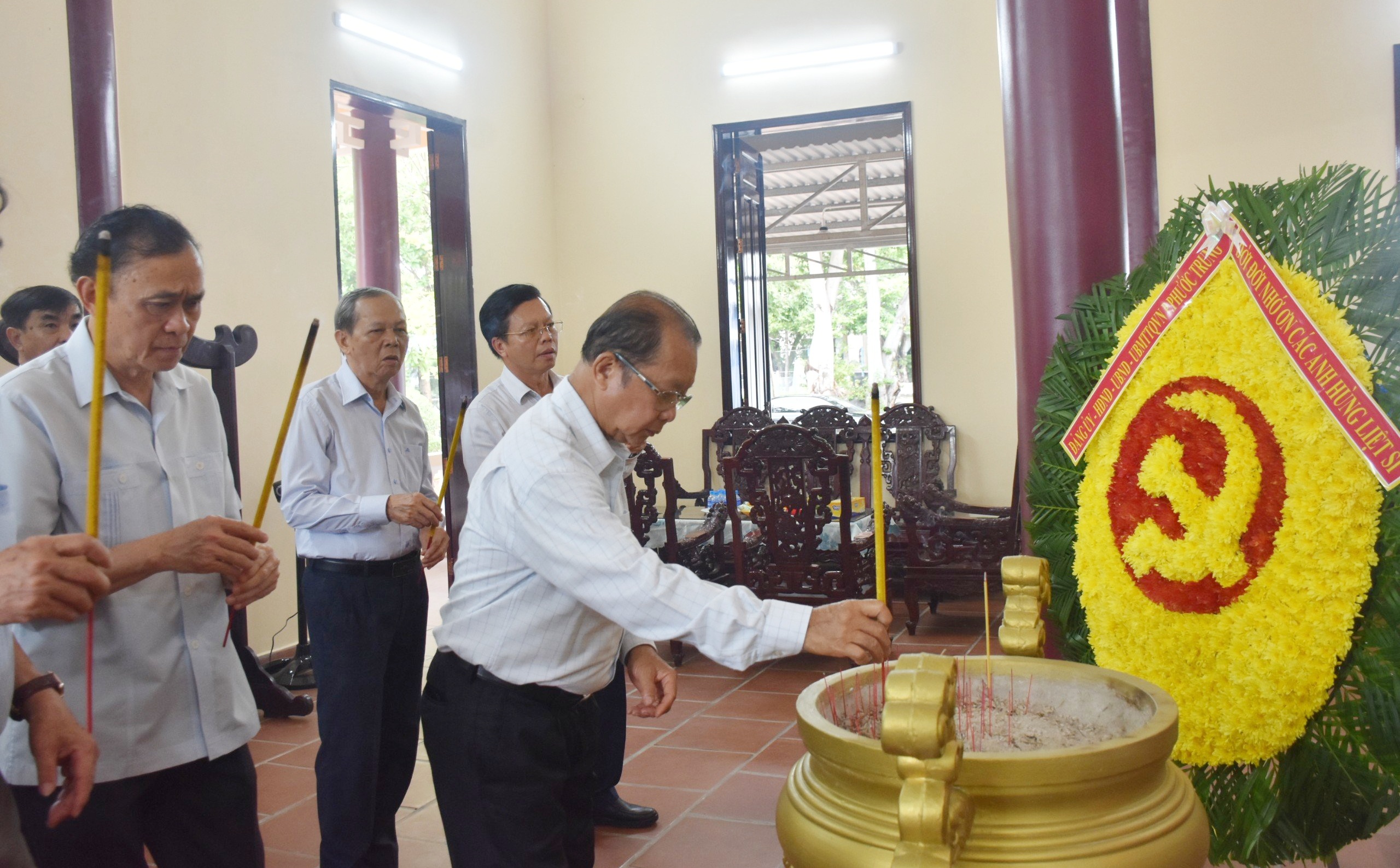Nguyên lãnh đạo tỉnh qua các thời kỳ dâng hương tưởng nhớ các anh hùng liệt sĩ tại Đền thờ Liệt sĩ phường Phước Trung.