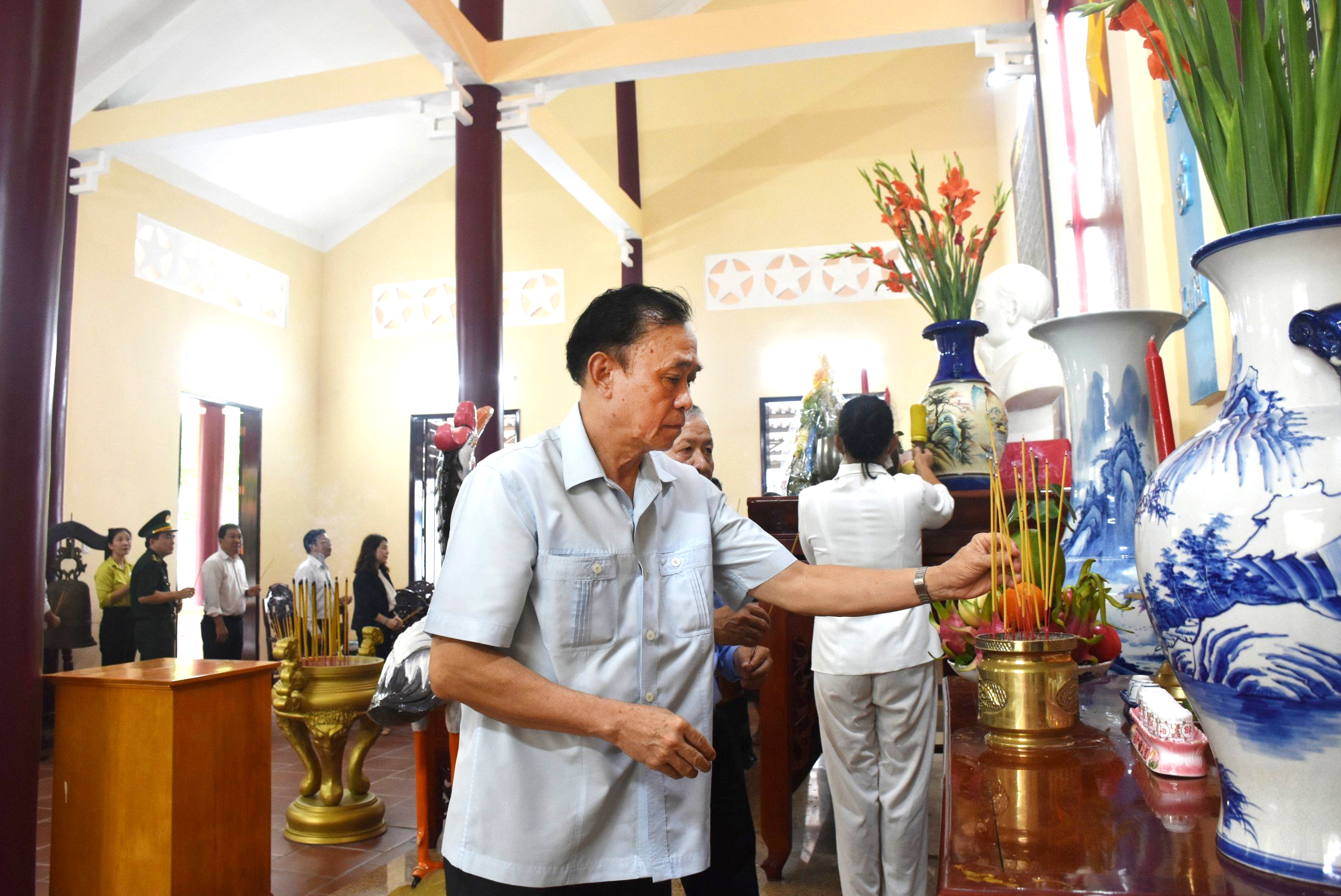 Ông Phạm Quang Khải, nguyên Phó Bí thư Thường trực Tỉnh ủy dâng hương tưởng nhớ các anh hùng liệt sĩ tại Đền thờ Liệt sĩ phường Phước Trung.