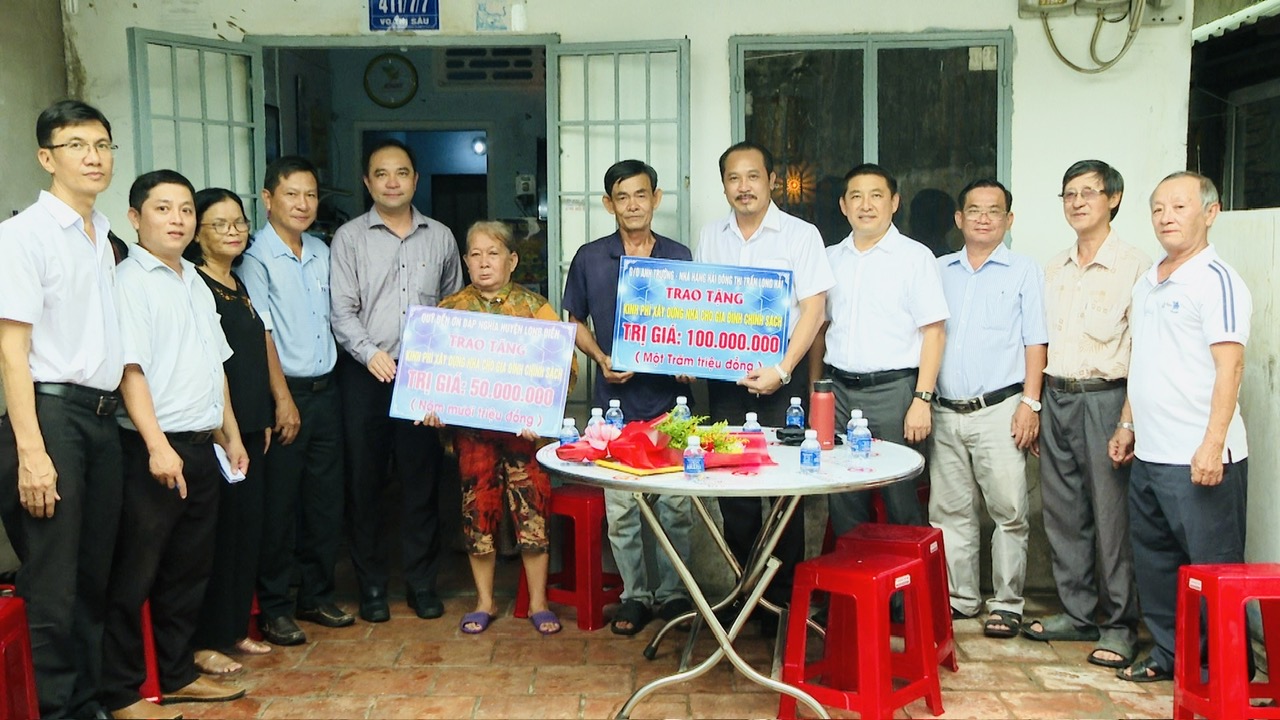 Lãnh đạo huyện Long Điền, cùng lãnh đạo TT.Long Điền và nhà tài trợ trao tặng kinh phí xây nhà cho gia đình ông Bùi Văn Trung (con liệt sĩ Bùi Văn Tùng).