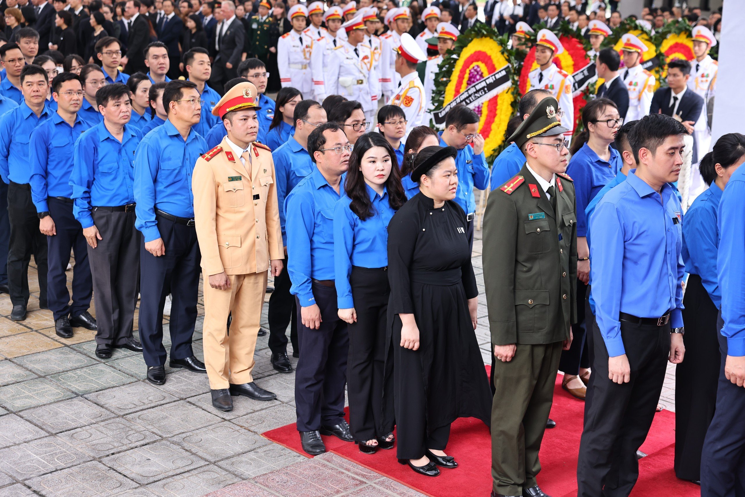 Đoàn Thanh niên Cộng sản Hồ Chí Minh và tuổi trẻ Việt Nam vào viếng Tổng Bí thư Nguyễn Phú Trọng. Ảnh: TTXVN