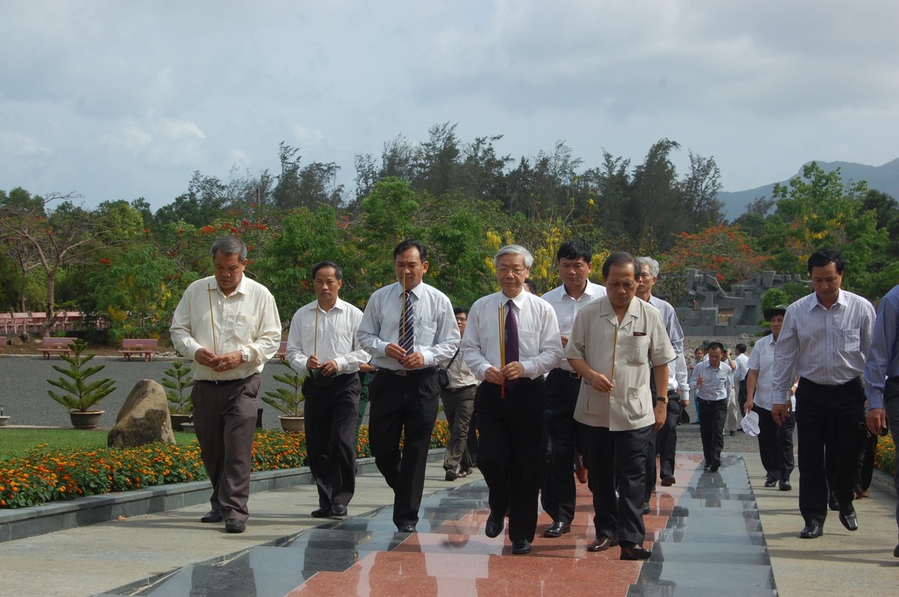 Tổng Bí thư Nguyễn Phú Trọng thời điểm năm 2010 là Chủ tịch Quốc hội viếng Nghĩa trang Hàng Dương.Ảnh: ĐỖ HOÀI NAM.