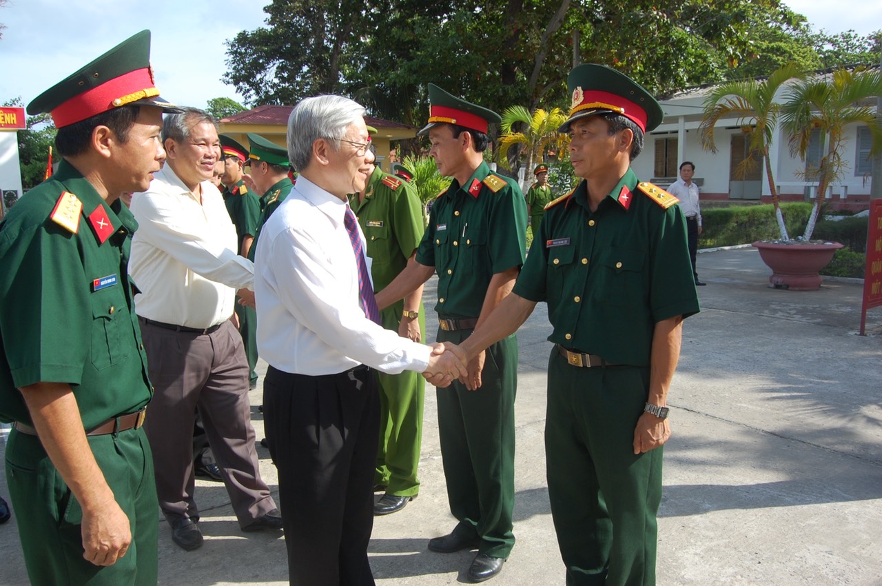 Trong chuyến thăm và làm việc tại Côn Đảo vào tháng 4/2010, Chủ tịch Quốc hội Nguyễn Phú Trọng thăm Ban Chỉ huy Quân sự huyện Côn Đảo. Ảnh: ĐỖ HOÀI NAM.