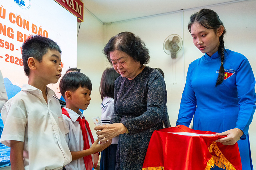 Nguyên Phó Chủ tịch nước Trương Mỹ Hoa trao học bổng cho các em học sinh tại huyện Côn Đảo ngày 19/7/2024. Ảnh: HOÀNG TUYẾT