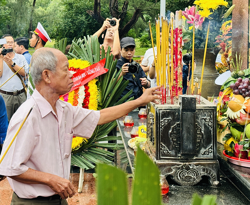 Cựu tù Côn Đảo, nhà báo Trần Phi Long thắp hương viếng tại Nghĩa trang Hàng Keo ngày 20/7/2024. Ảnh: HỒ LONG