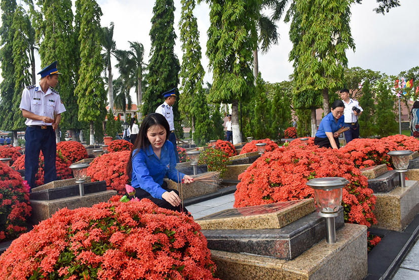 Dâng hương tưởng niệm các phần mộ liệt sĩ tại Nghĩa trang liệt sĩ tỉnh Bà Rịa - Vũng Tàu, dịp 27/7. Ảnh: NHẬT LINH