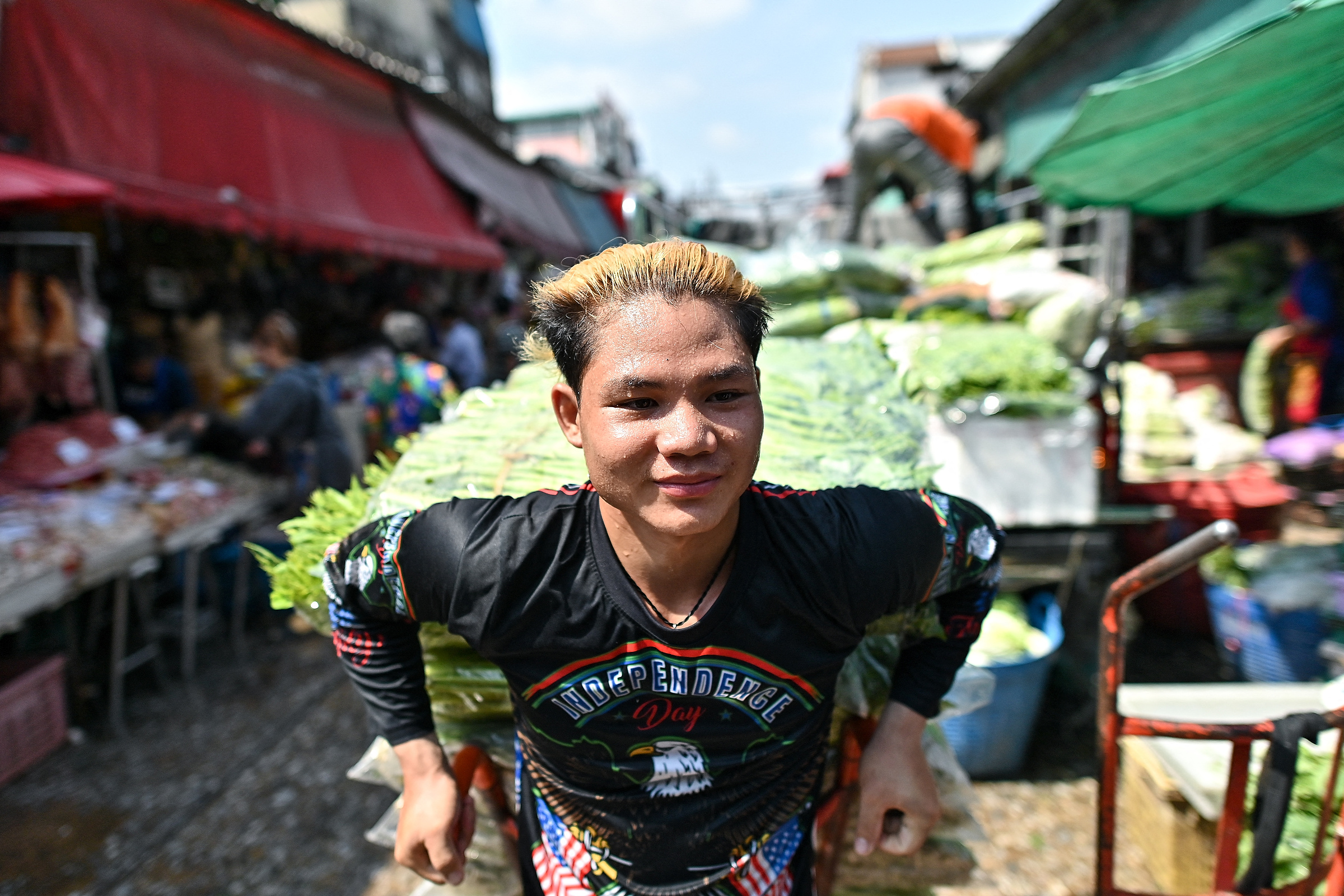 Một người kéo xe chở rau trong khu chợ đồ tươi sống lớn nhất Bangkok.