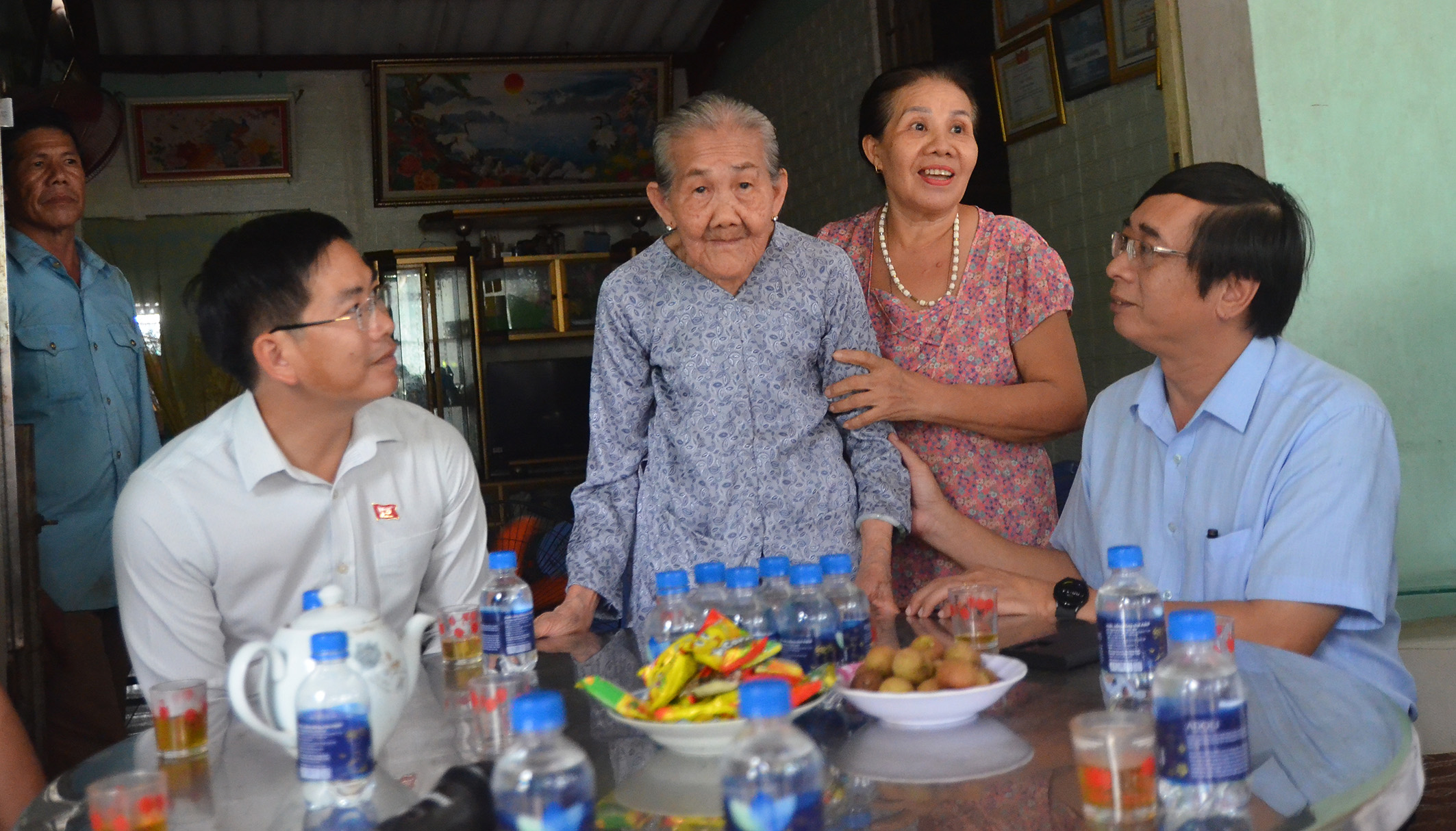 Ông Trương Đức Nghĩa, Tổng Biên tập Báo Bà Rịa - Vũng Tàu và lãnh đạo xã Long Sơn hỏi thăm sức khỏe, cuộc sống của bà Nguyễn Thị Tươi.