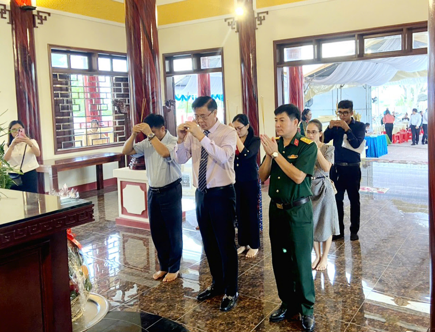 Ông Huỳnh Văn Danh, Ủy viên Ban Thường vụ Tỉnh ủy,Trưởng Ban Dân vận Tỉnh ủy dâng hương tại Đền thờ liệt sĩ xã Láng Dài, huyện Đất Đỏ. Ảnh: ĐÔNG HIẾU.