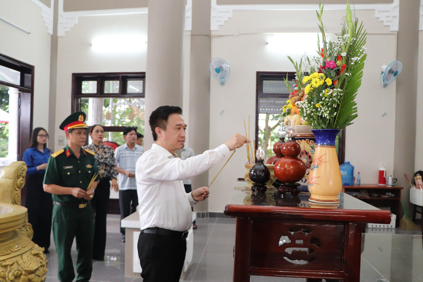 Ông Đặng Minh Thông, Ủy viên Ban Thường vụ Tỉnh ủy, Phó Chủ tịch UBND tỉnh dâng hương tưởng nhớ các anh hùng liệt sĩ tại Đền thờ Liệt sĩ xã An Nhứt, huyện Long Điền. Ảnh: DIỄM QUỲNH