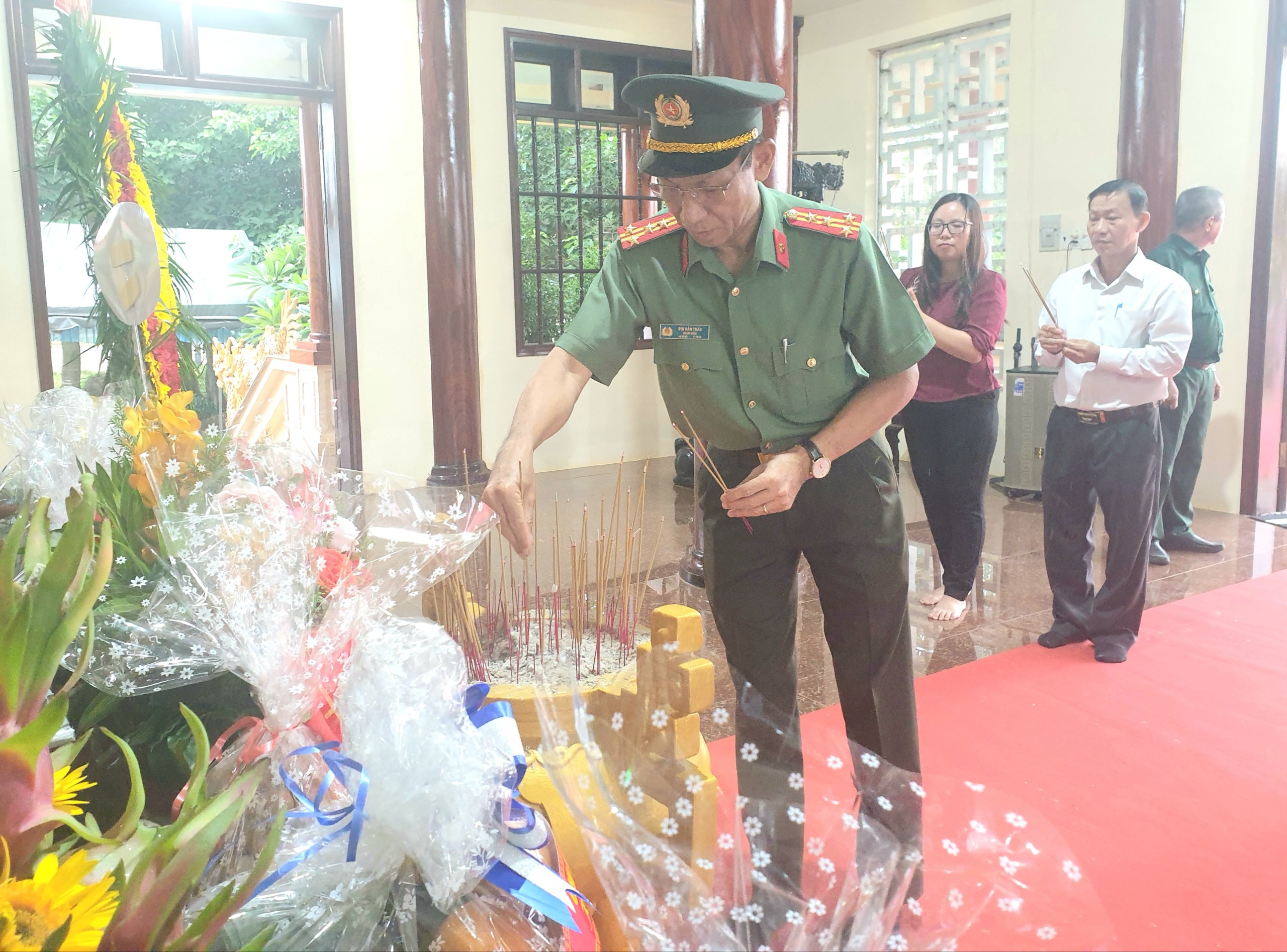 Đại tá Bùi Văn Thảo, Ủy viên Ban Thường vụ Tỉnh ủy, Giám đốc Công an tỉnh làm Trưởng Đoàn đến viếng, dâng hương Đền thờ Liệt sĩ: xã Phước Hội và xã Lộc An (huyện Đất Đỏ). Ảnh: MẠNH VŨ