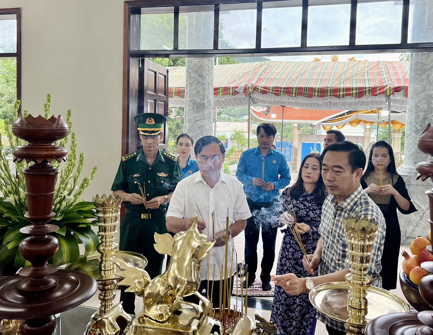  Đoàn do ông Lê Văn Hoà, Chủ tịch Liên đoàn Lao động tỉnh dâng hương tại đền thờ liệt sĩ xã Phước Hưng, huyện Long Điền. Ảnh: KIM HỒNG