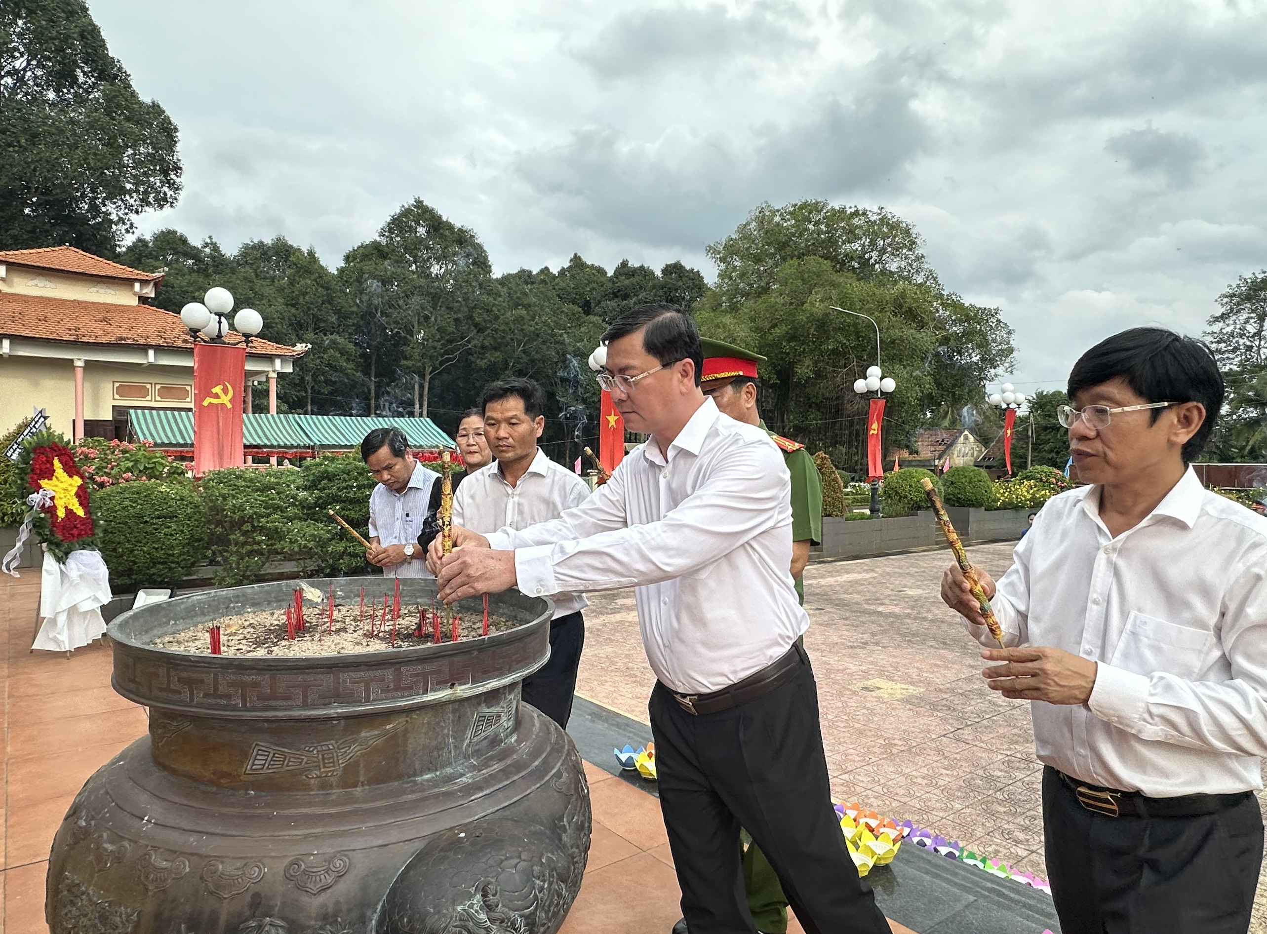 Ông Nguyễn Công Vinh, Phó Chủ tịch UBND tỉnh đã đến dâng hoa tại tượng đài chiến thắng Tầm Bó (Đền thờ Liệt sĩ, xã Xà Bang). Ảnh: TRÀ NGÂN