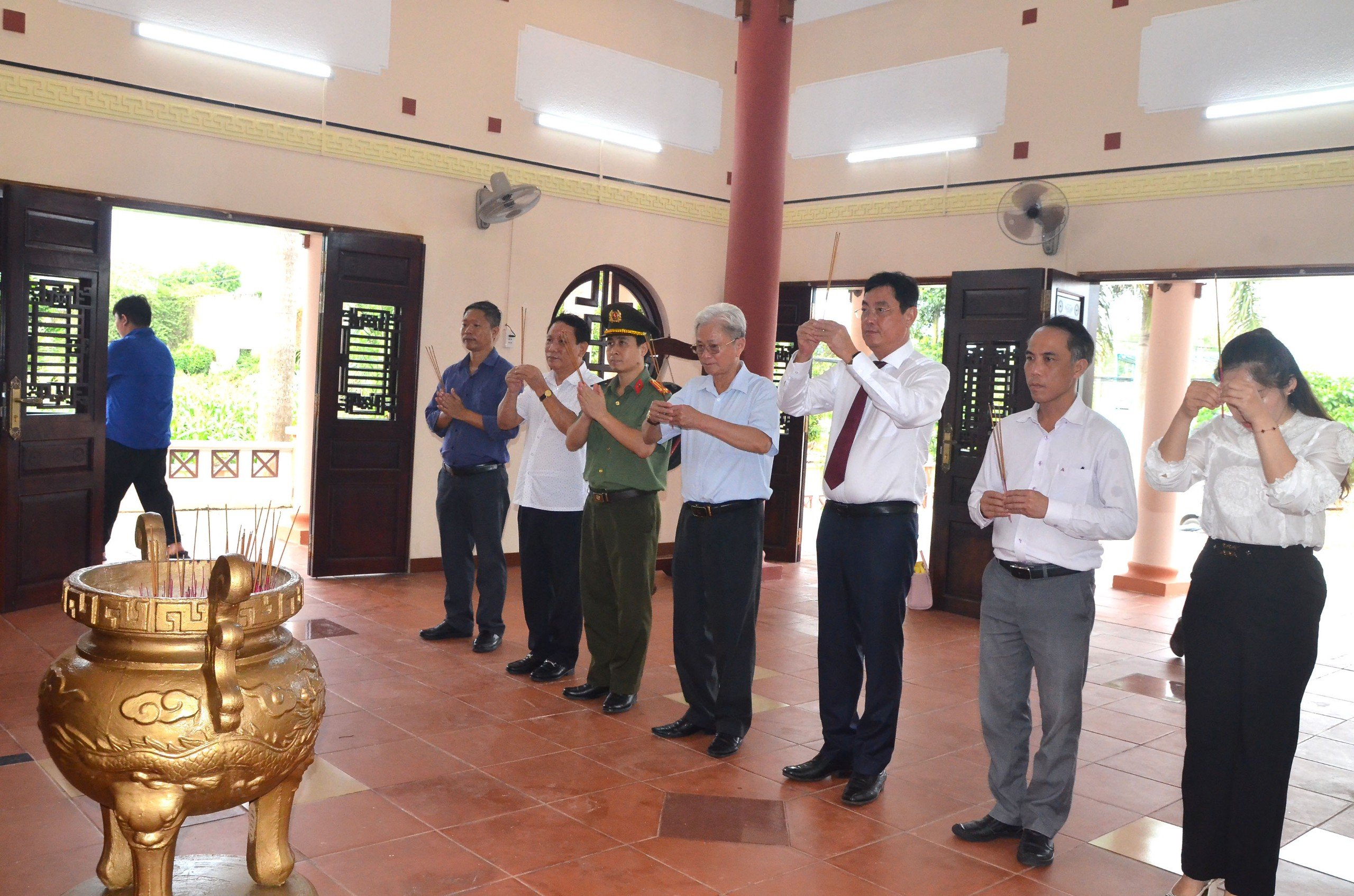 Ông Trần Đình Khoa, Ủy viên Ban Thường vụ Tỉnh ủy, Bí thư Thành ủy Vũng Tàu dâng hương tại Đền thờ liệt sĩ phường Hắc Dịch, TX.Phú Mỹ. Ảnh: CẨM NHUNG.