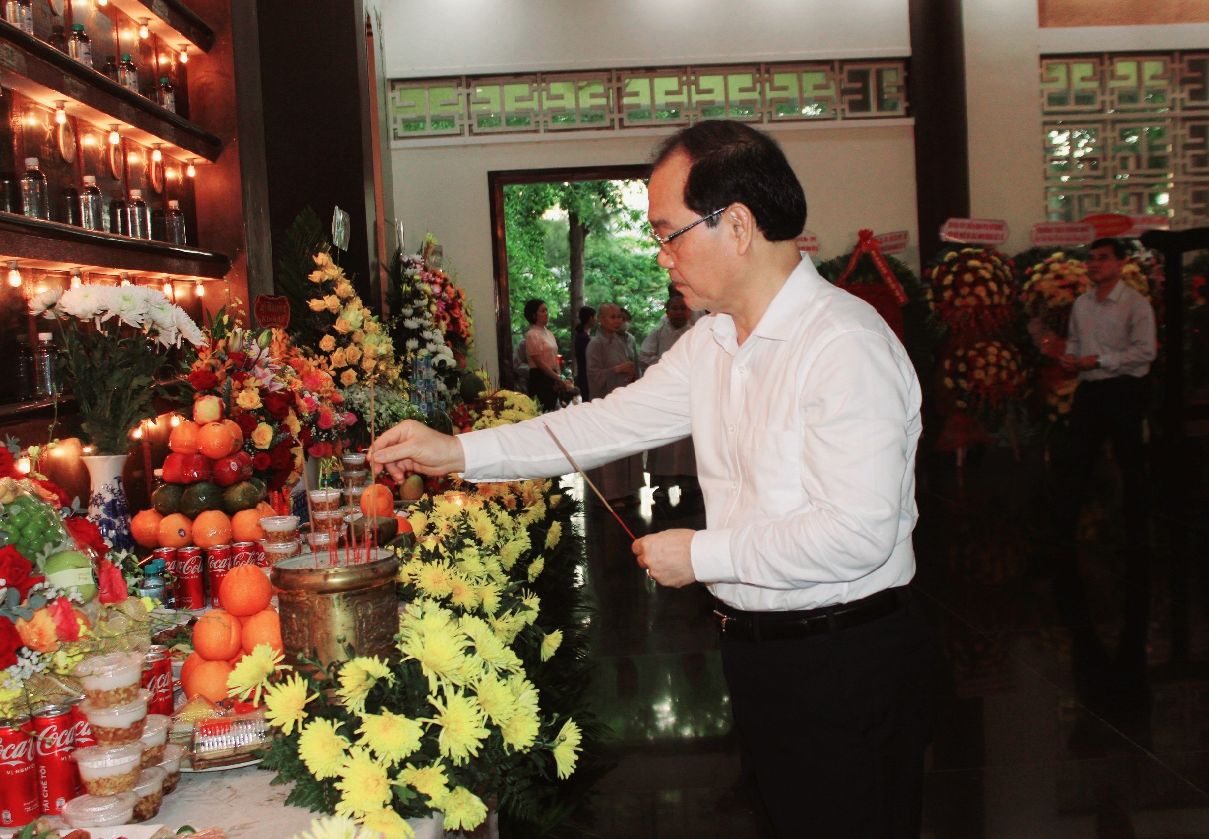 Ông Mai Ngọc Thuận, Ủy viên Ban Thường vụ Tỉnh ủy, Phó Chủ tịch HĐND tỉnh, dâng hương tại Đền thờ Liệt sĩ TP.Vũng Tàu. Ảnh: KHÁNH CHI
