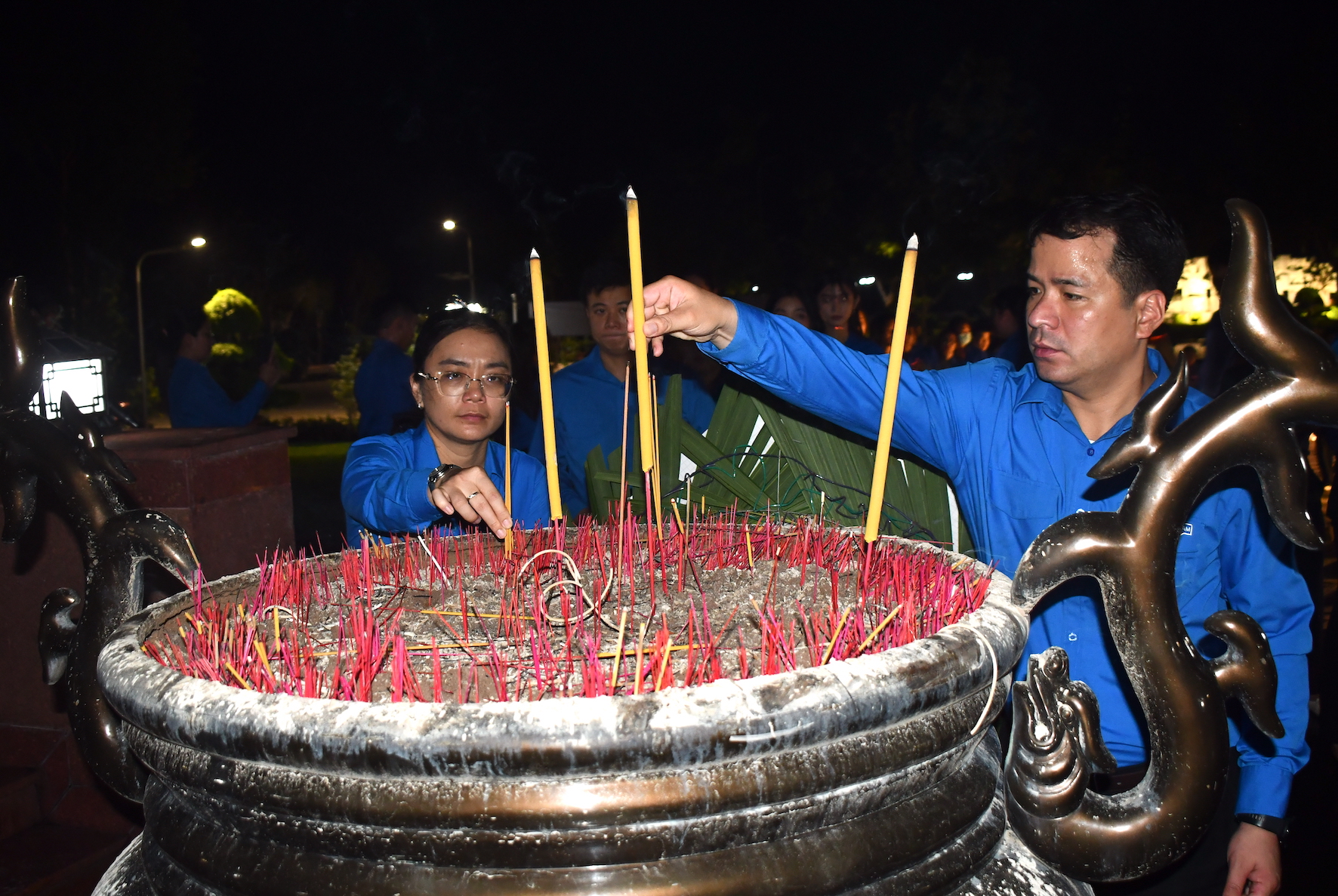 Ông Ngô Văn Cương, Bí thư Trung ương Đoàn, Chủ nhiệm Ủy ban kiểm tra Trung ương Đoàn; bà Hồ Thị Ánh Tuyết, Bí thư Tỉnh đoàn Bà Rịa - Vũng Tàu dâng hương tại Đài tưởng niệm Nghĩa trang Hàng Dương.