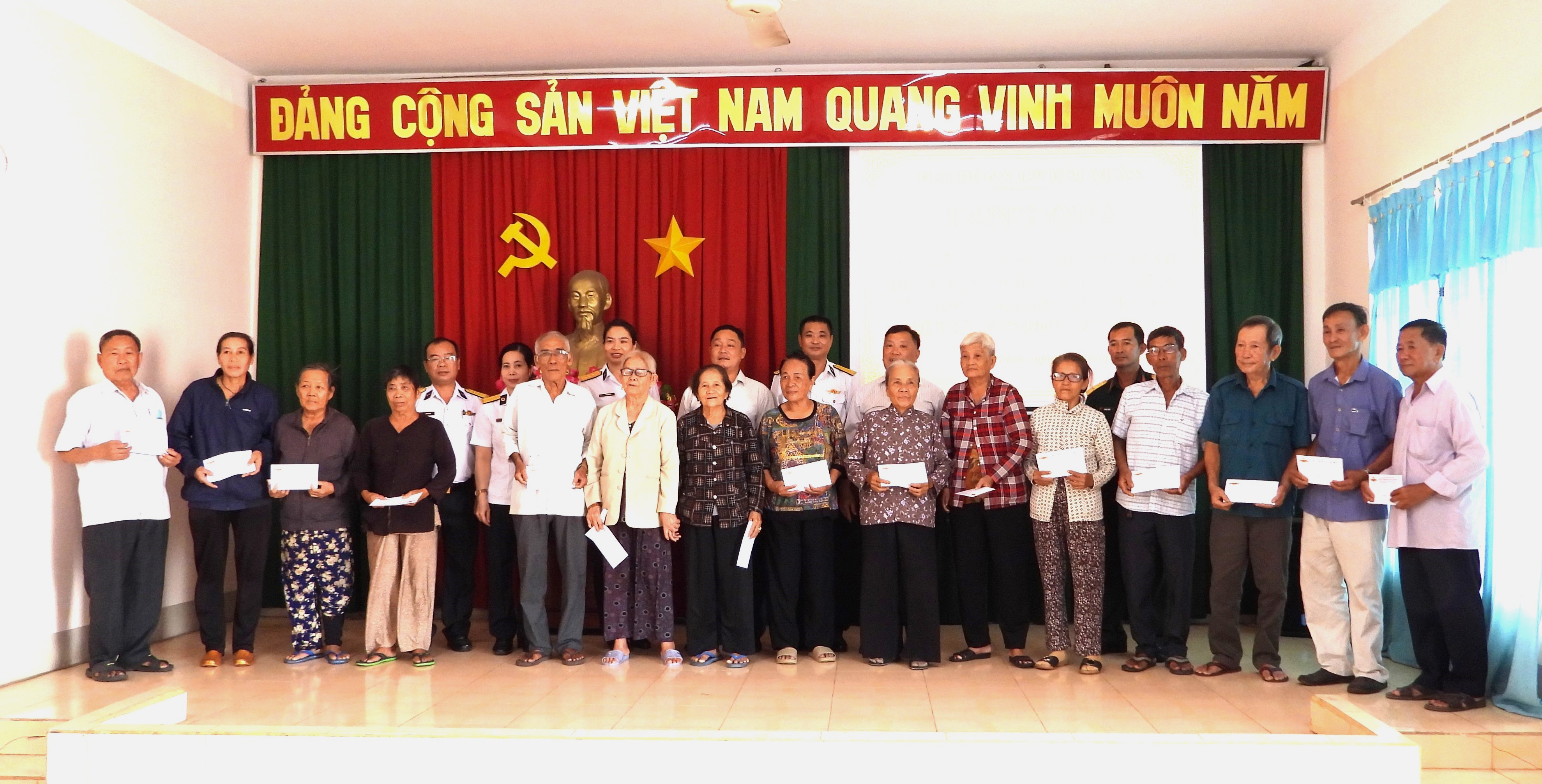 Hải đoàn 129 Hải quân tặng quà gia đình chính sách tại Xã Tam Phước (huyện Long Điền) nhân dịp Ngày Thương binh-liệt sĩ, 27/7.