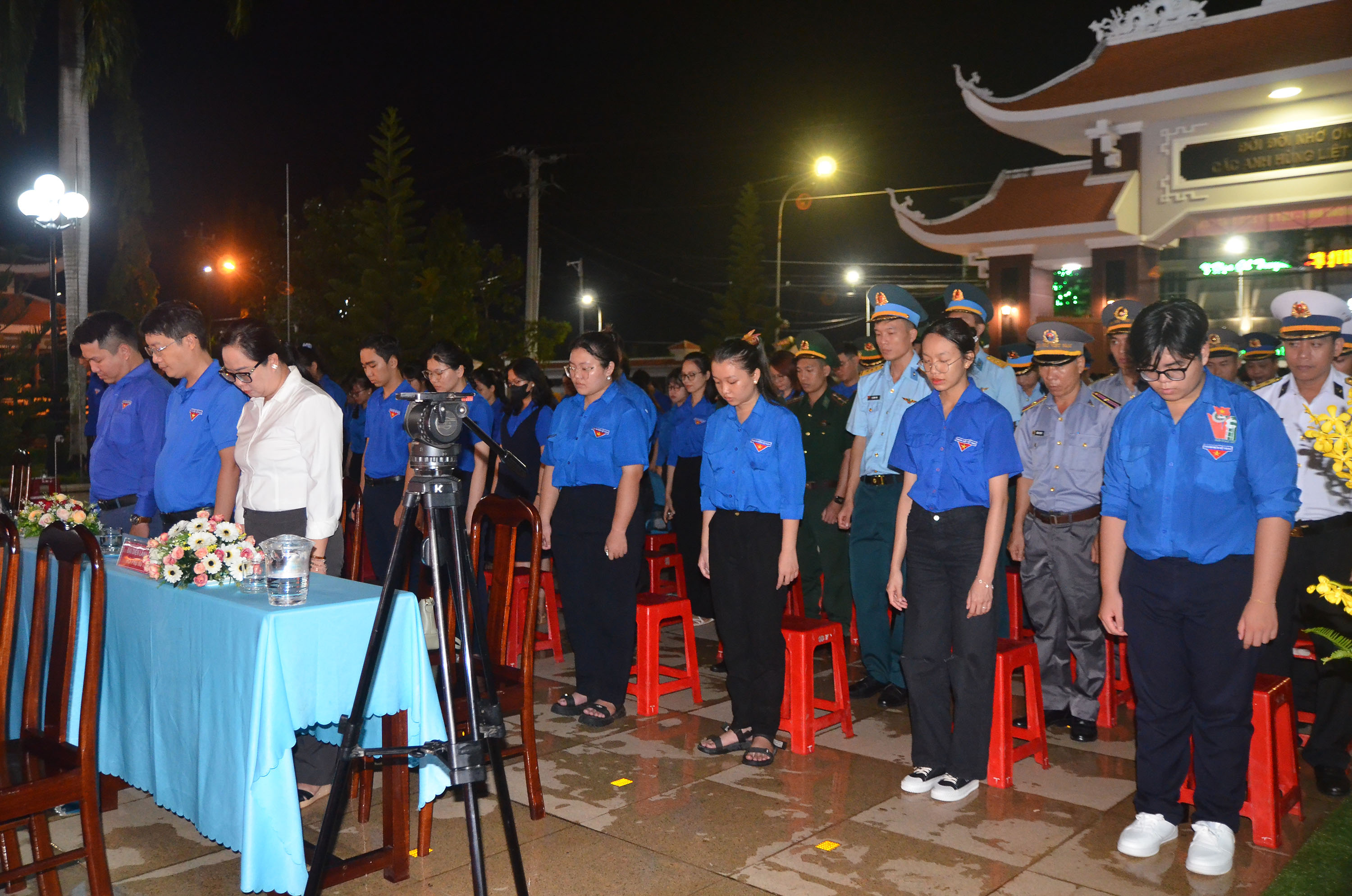 Các đại biểu, đoàn viên thanh niên mặc niệm tưởng nhớ anh linh các thế hệ cha anh đi trước.