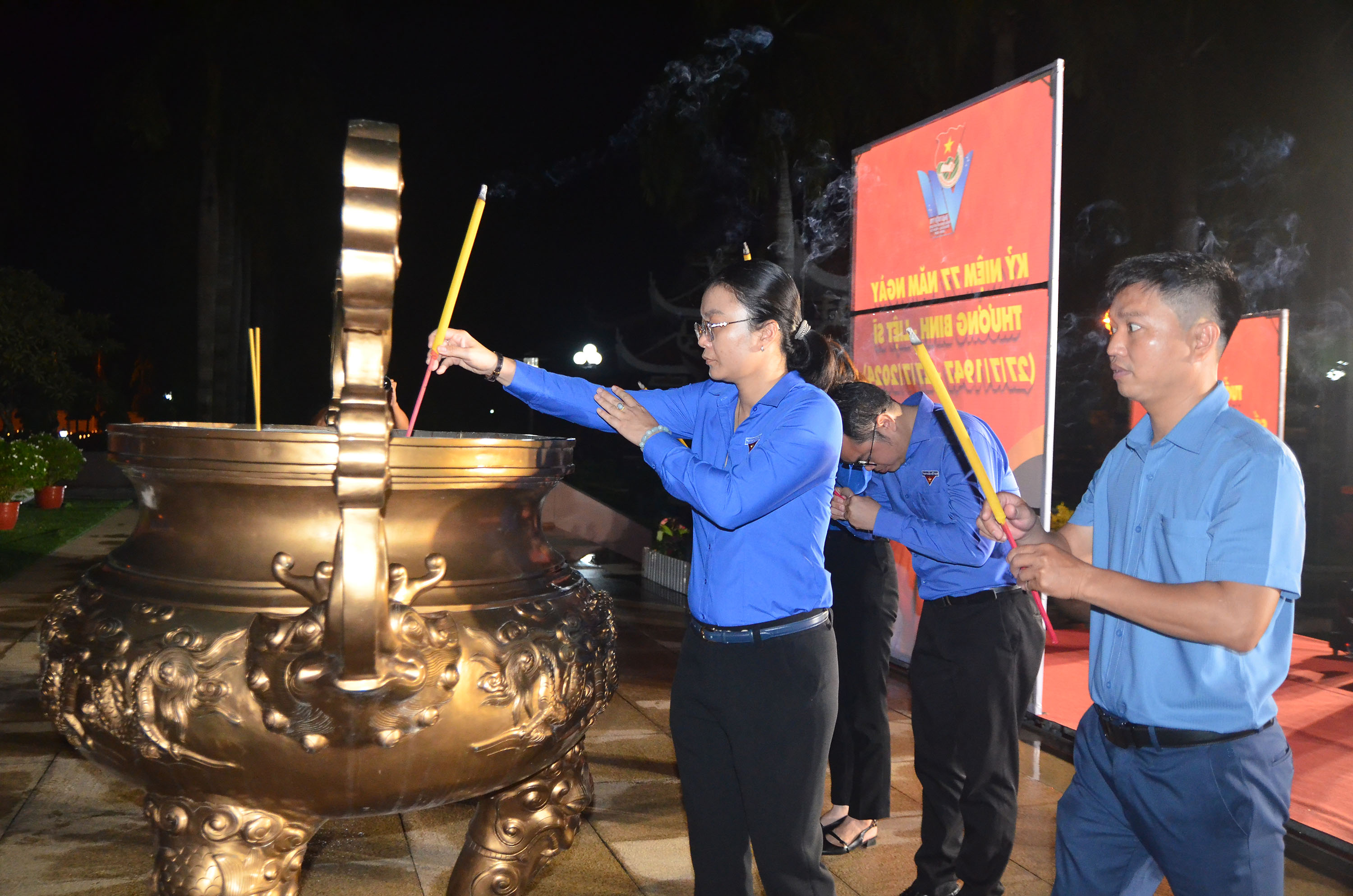 Chị Hồ Thị Áhh Tuyết, Bí thư Tỉnh Đoàn cùng các đại biểu dâng hương tại Nghĩa trang liệt sĩ tỉnh.