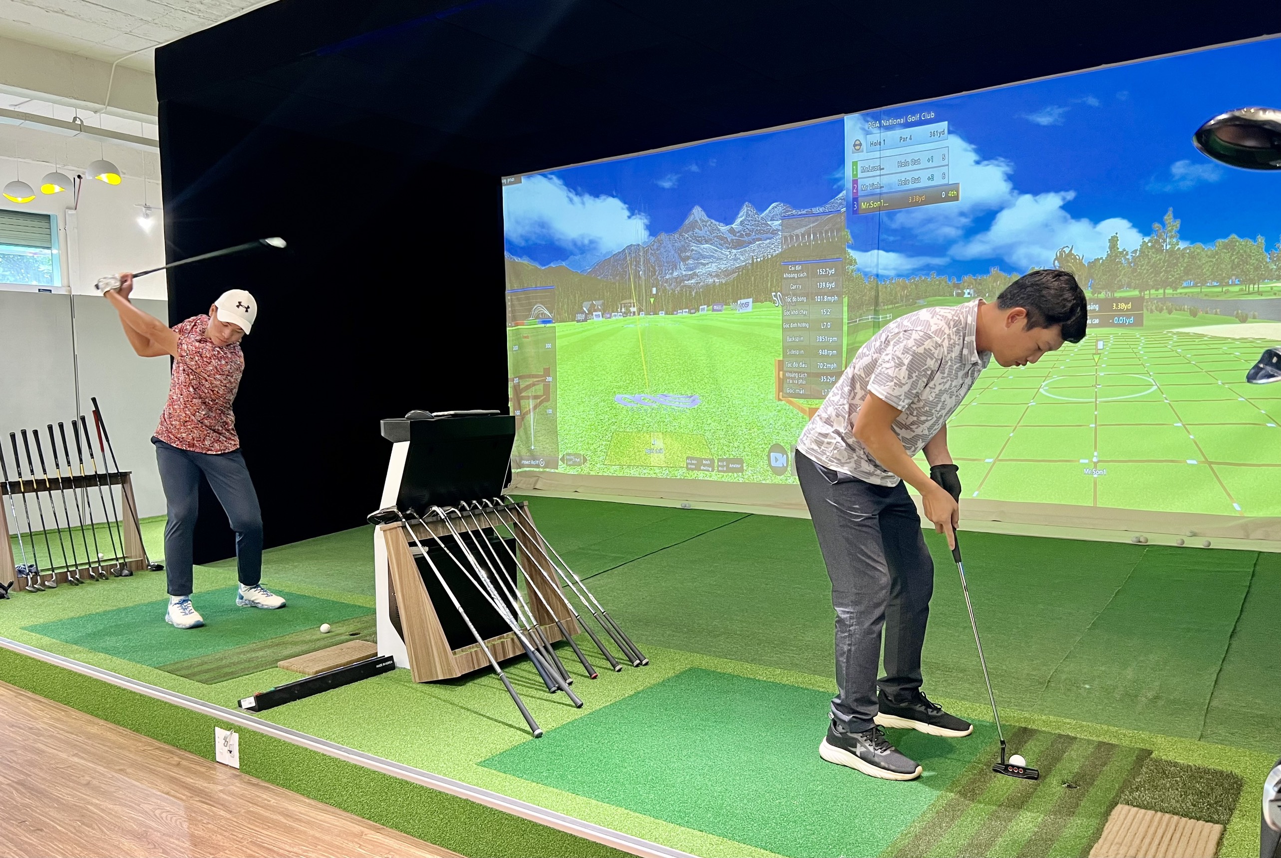 Các golfer tham gia giải sử dụng công nghệ 3D.