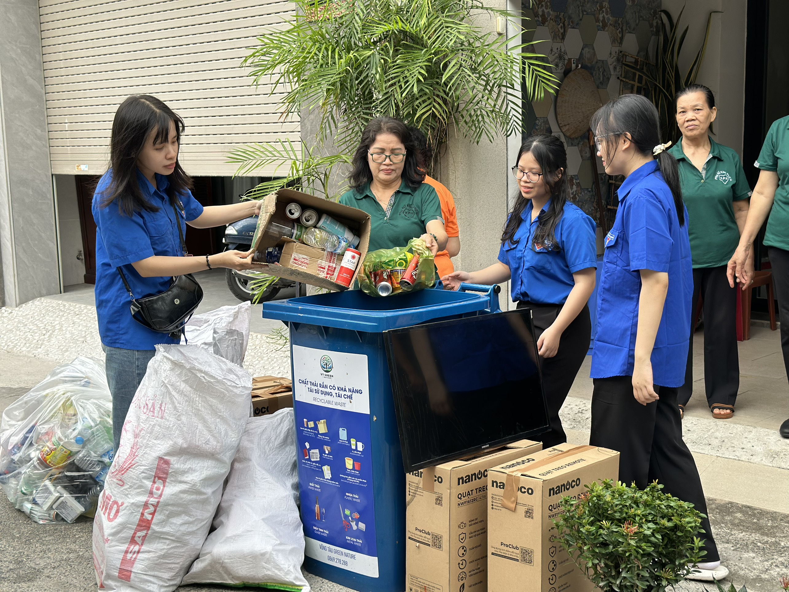 Người dân khu phố 6, phường 2 mang rác tái chế đến đóng góp cho Đoàn Thanh niên phường 2 gây quỹ giúp đỡ thanh thiếu nhi có hoàn cảnh khó khăn