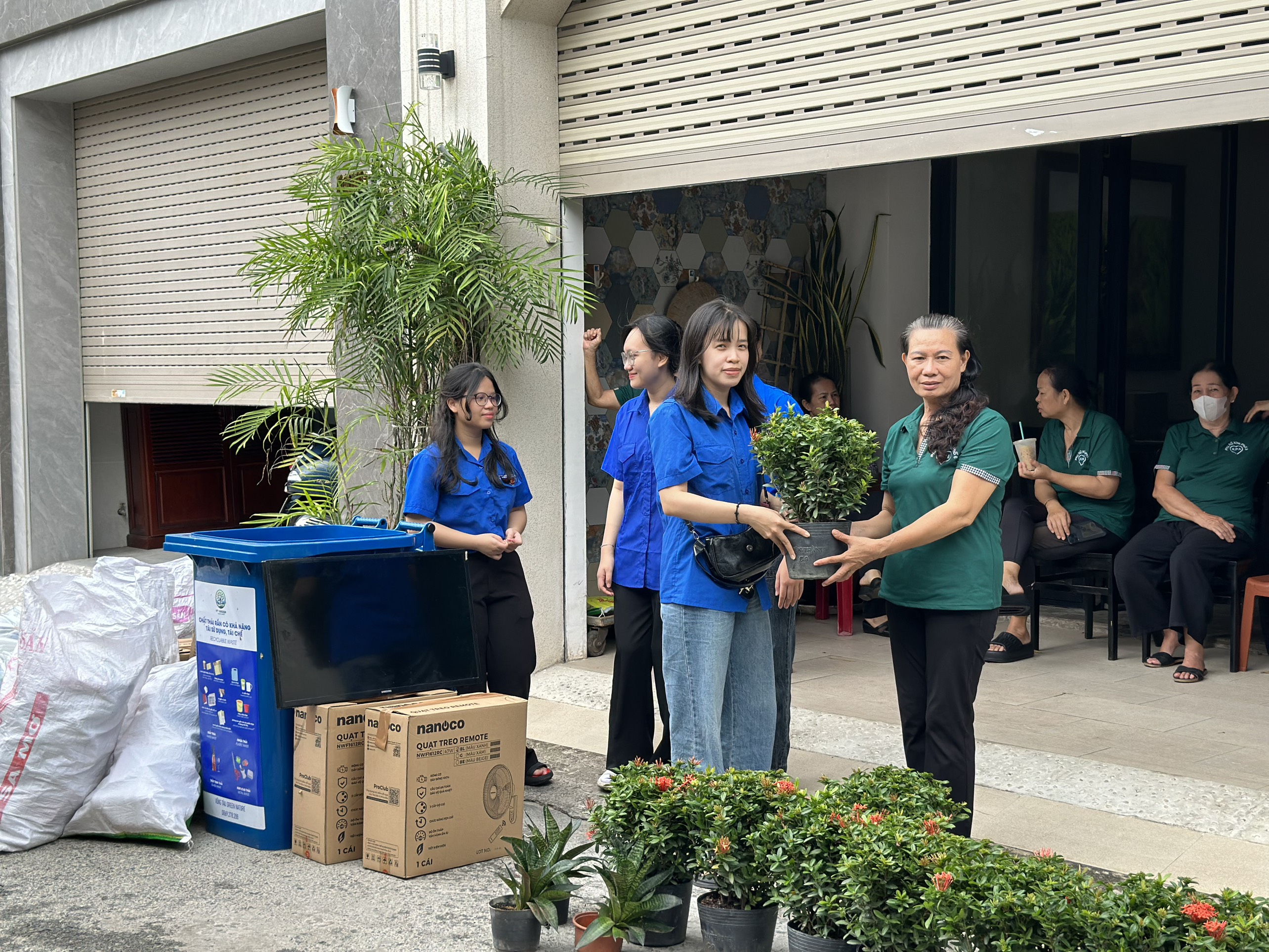 Người dân có rác tái chế đóng góp cho Đoàn Thanh niên được tặng cây xanh mang về trồng