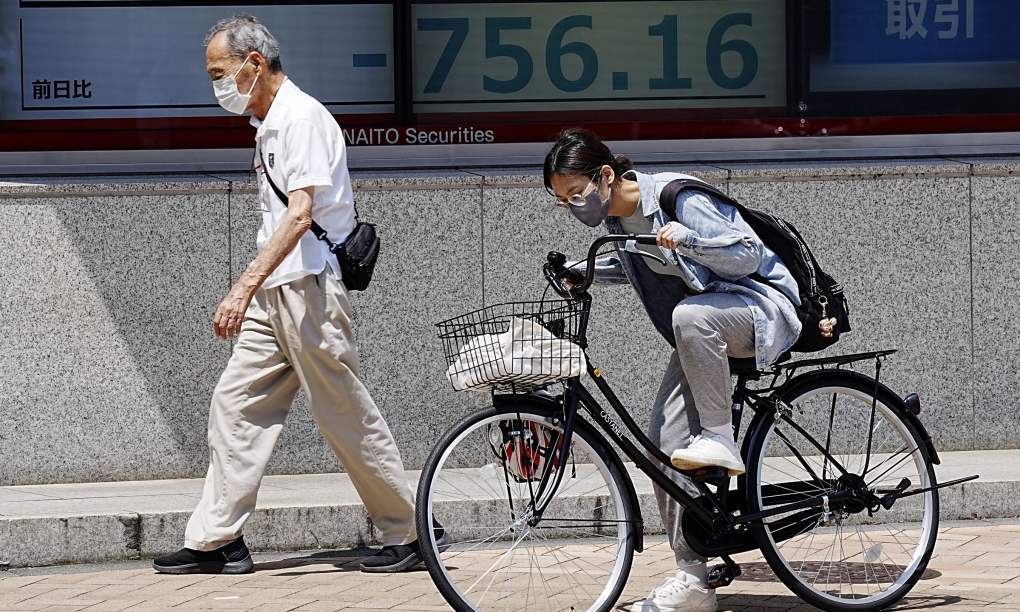 Người dân Nhật Bản trên đường phố Tokyo.