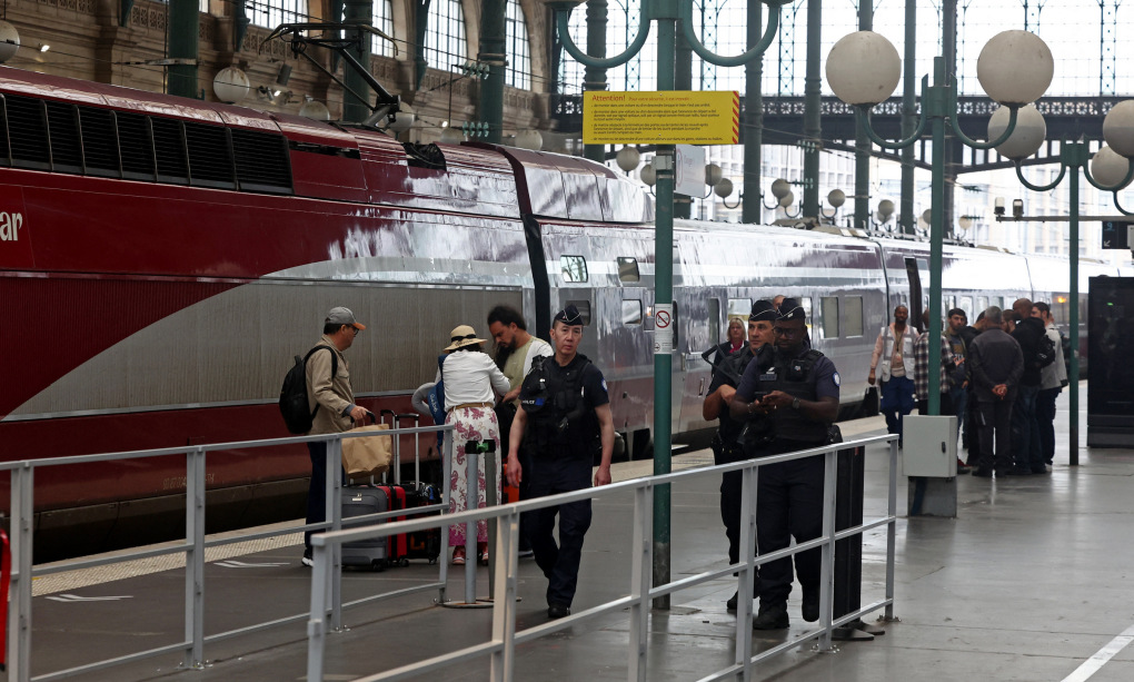 Lực lượng an ninh tuần tra ga tàu ở thủ đô Paris sau vụ phá hoại đồng loạt.