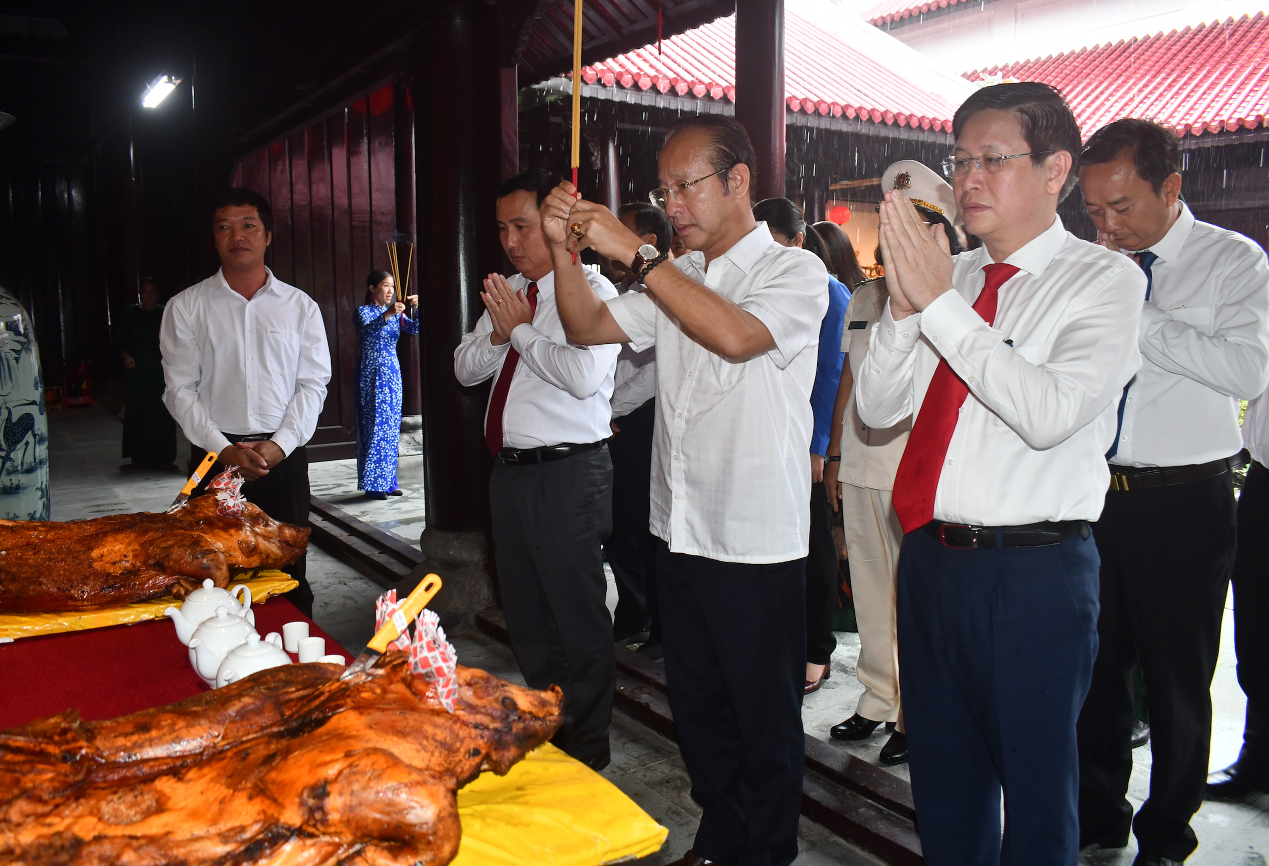 Lãnh đạo tỉnh dâng hương tưởng niệm các anh hùng liệt sĩ, chiến sĩ cách mạng và đồng bào yêu nước.