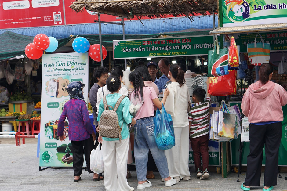 Gian hàng Hunufa với đa dạng sản phẩm, thu hút đông đảo bà con đến tham quan.