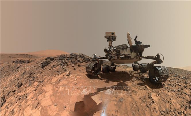 Xe tự hành Curiosity làm nhiệm vụ trên bề mặt Sao Hỏa.