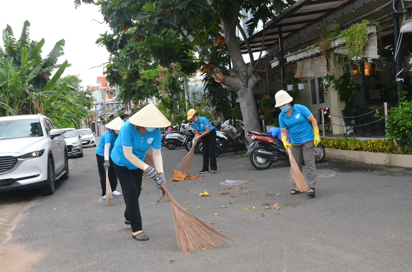 Người dân ra quân dọn vệ sinh ở hẻm 422 (Lê Hồng Phong, TP.Vũng Tàu).